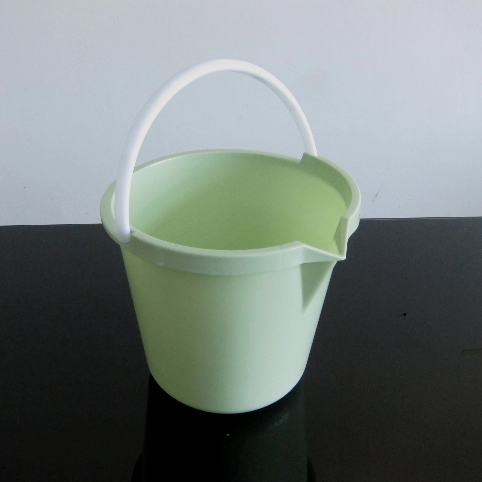 Good quality 10L plastic bucket With Handle Water Washing Bucket