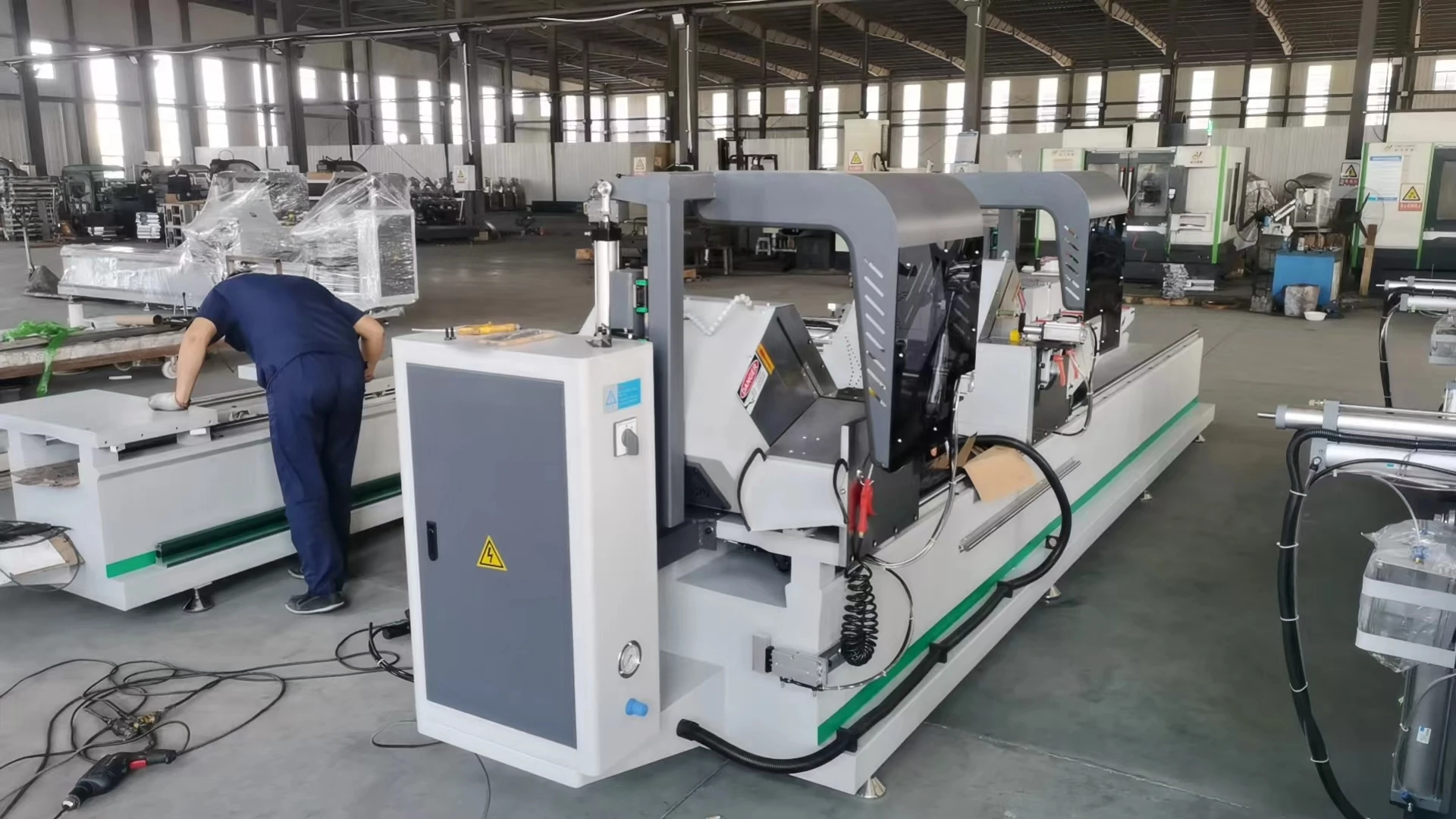 Window and Door Processing CNC Double Head Miter Saw Automatic 90 45 135 Degree Aluminum Profile Cutting Machine