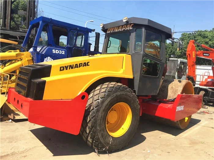 Подержанный однобарабанный дорожный каток Dynapac CA602D в хорошем и чистом состоянии для