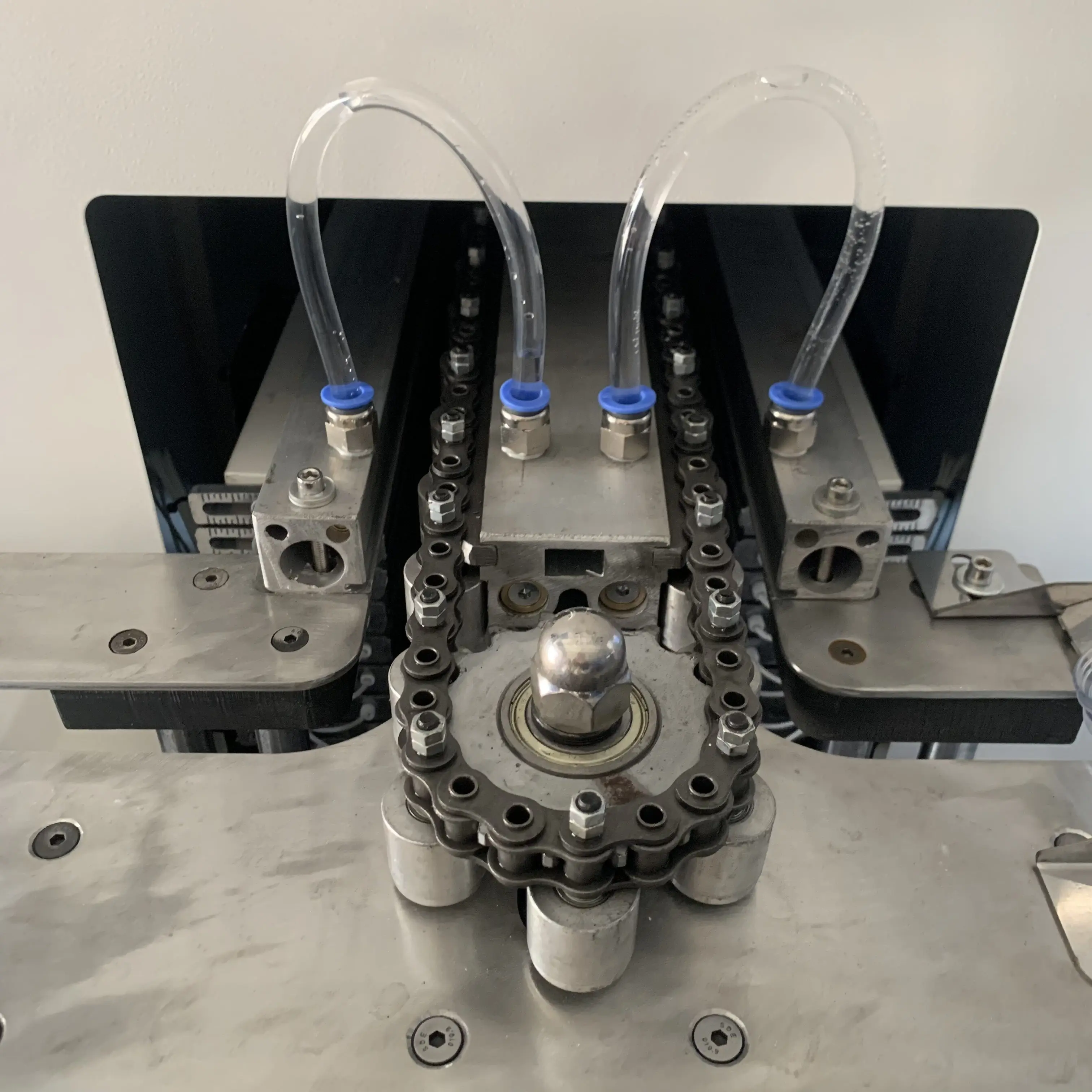 Easy to operate four cavity semi-automatic bottle blower