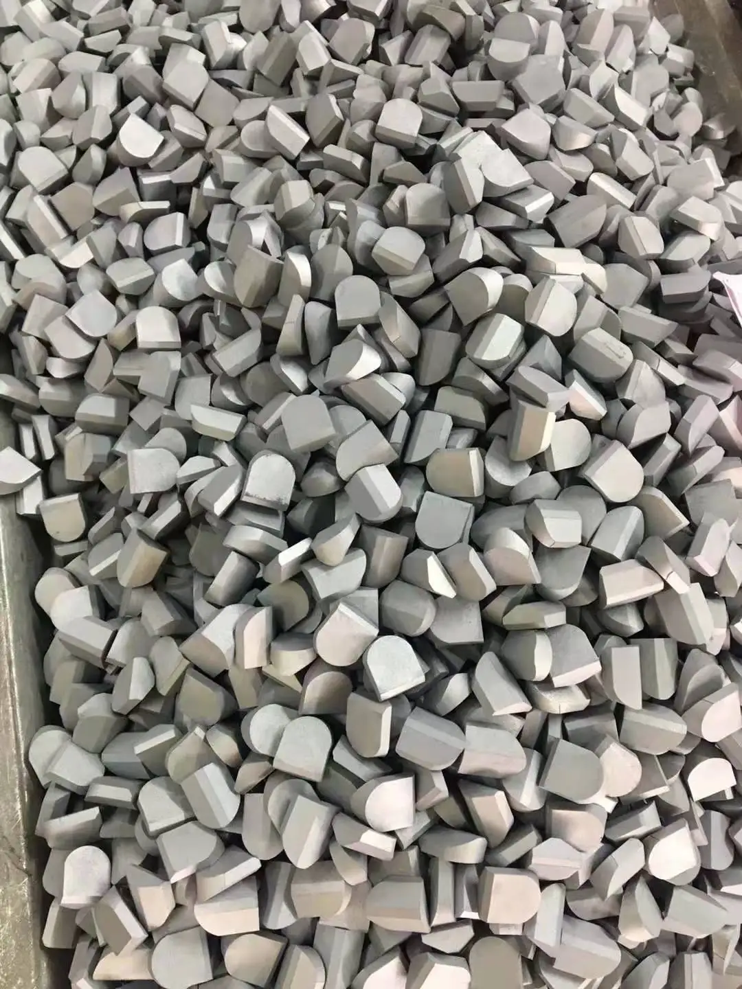 Customized tungsten carbide tip for cutting