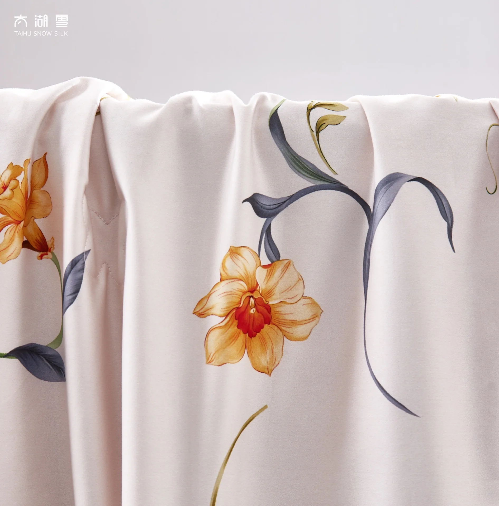 Luxury Comforter Filled with 100% Natural Long Strand Mulberry Silk for Summer