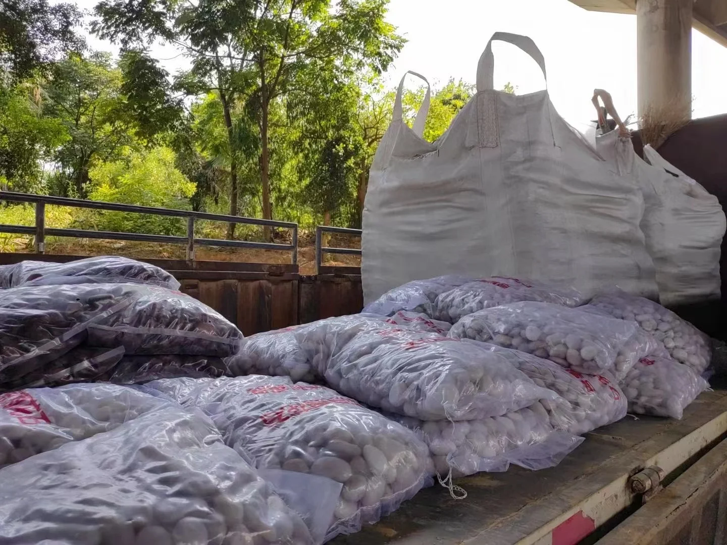 Decorative Natural Snow White Pebble Stones for Garden Landscaping