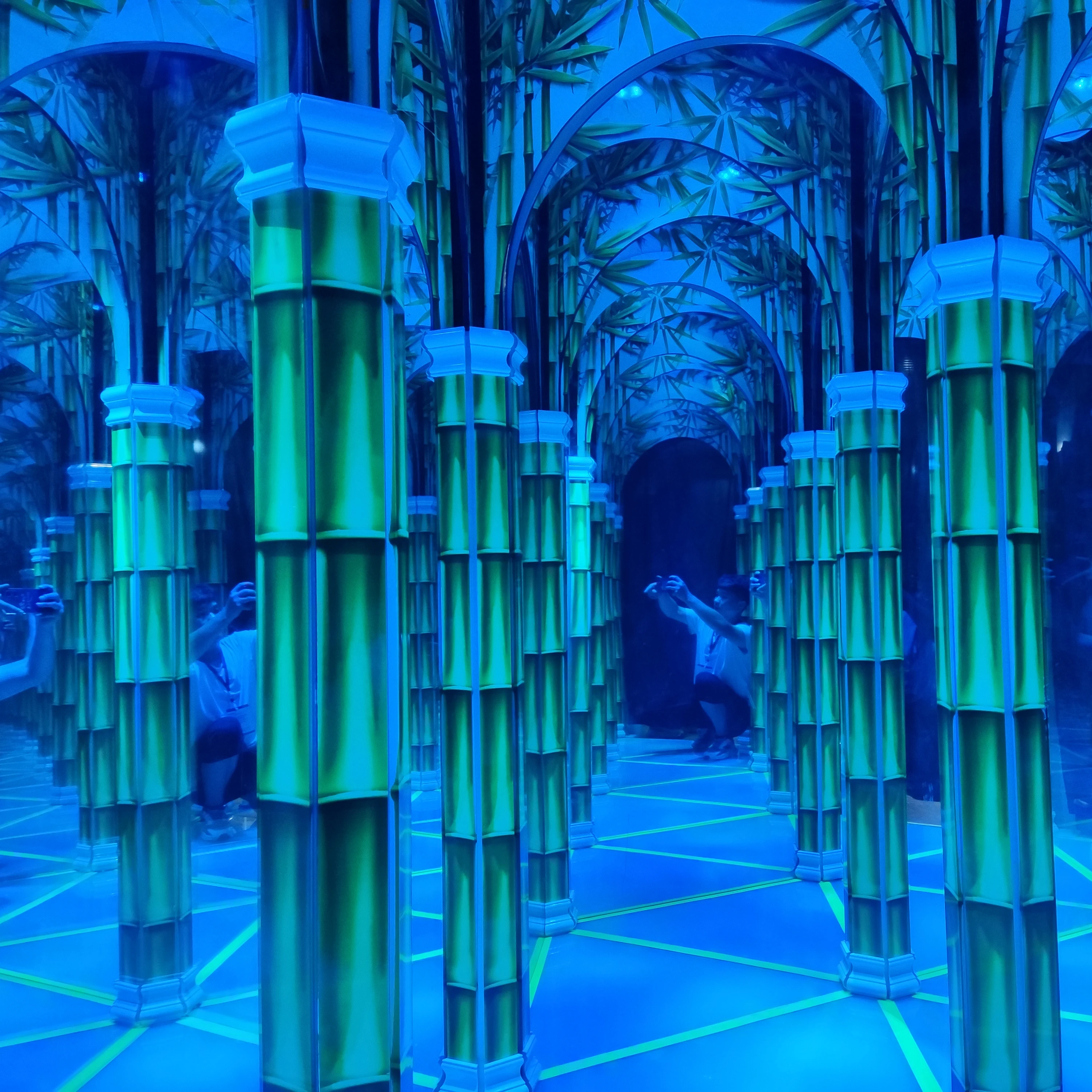 Indoor carnival games mirror maze,tempered glass magic mirror,star Hall time tunnel amusement facilities