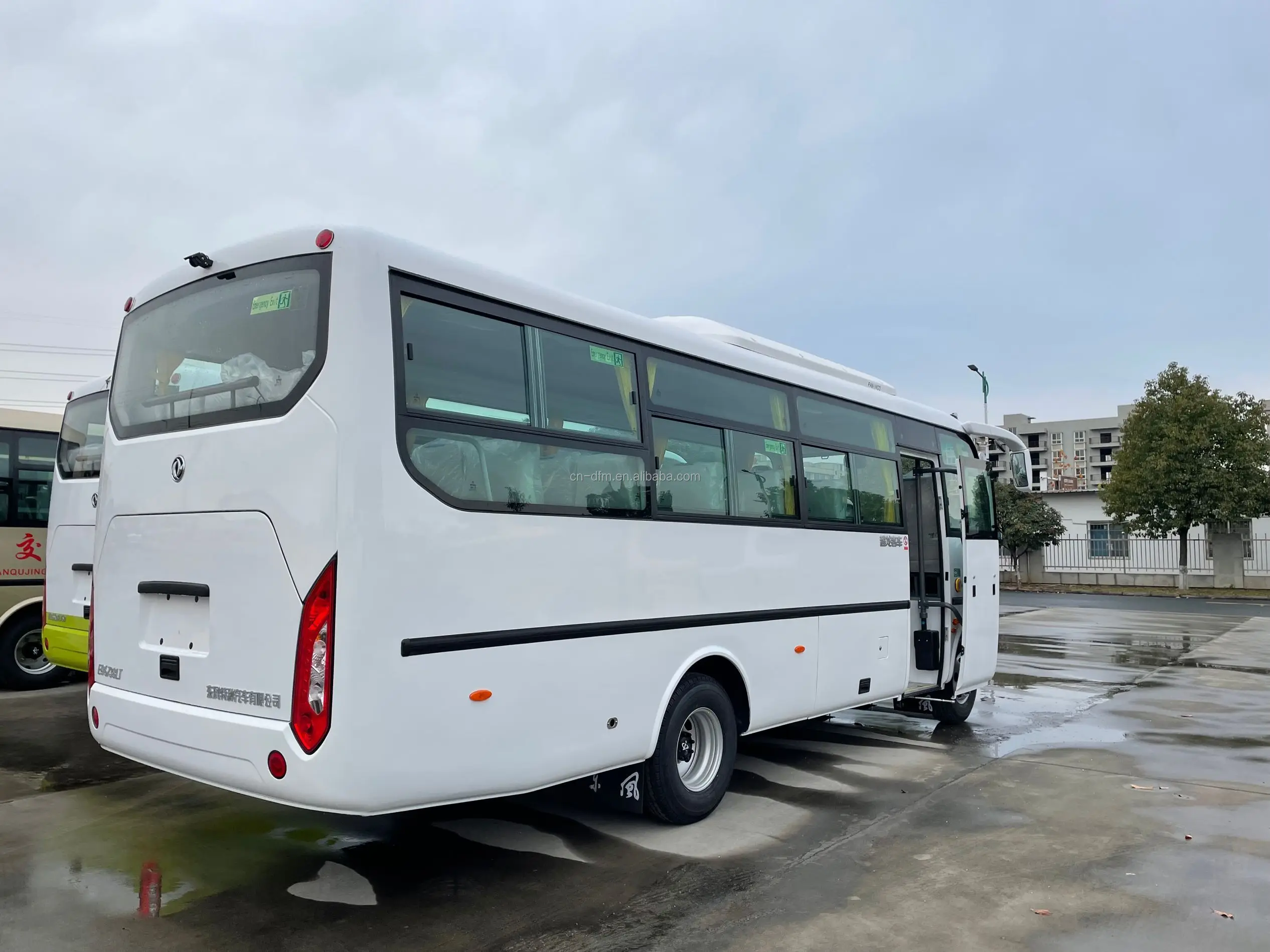 Dongfeng Diesel Fuel 6m 25 Seats Luxury Coach Bus Good Price Automatic Long Tour Coach Bus