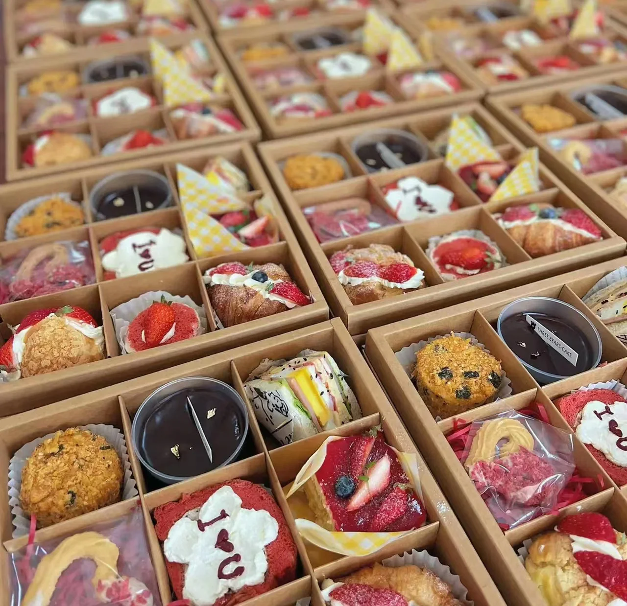 XJH Dessrt Packaging Boxes for Biscuits and Cakes Wedding Favor Boxes for Cake Slice Clear Cupcake Boxes with White Base