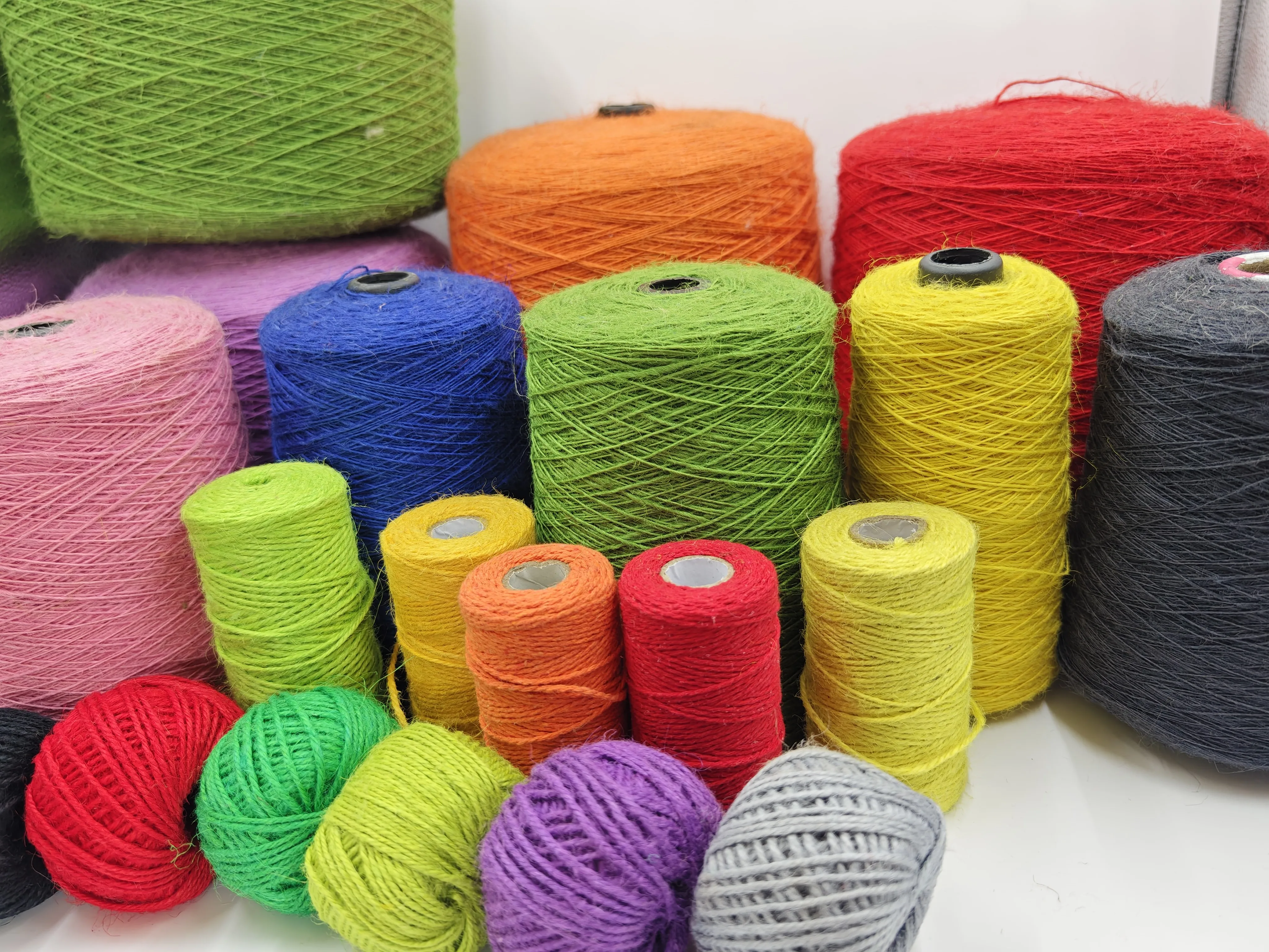 Low price reusable and washable standard quality eco friendly 100% braided jute yarn 16LBS/1PLY (CB)