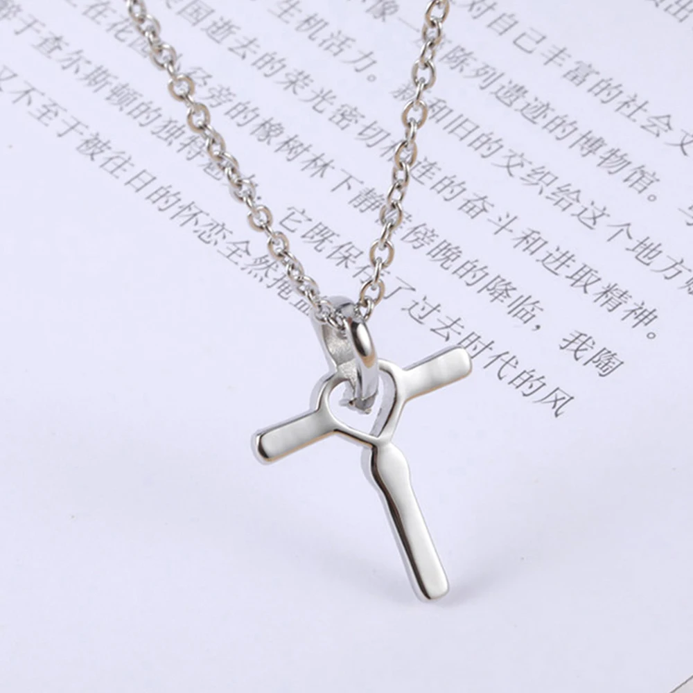 2024 Trendy Waterproof Good Quality Fine Polished Heart with Zirconia Cross Pendant Iced Out  Diamond Pendant for  Men Woman