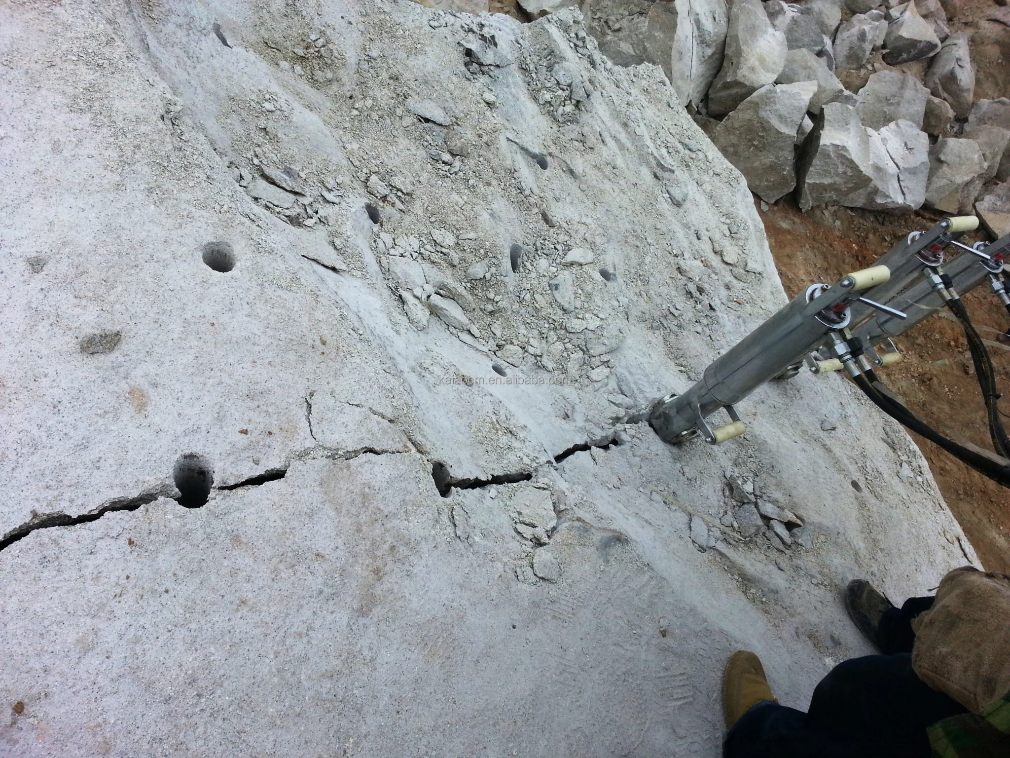 China Manufacturer Multi Engine Portable Hand-Held Operate Hydraulic Rock Splitter Wedge For Sale