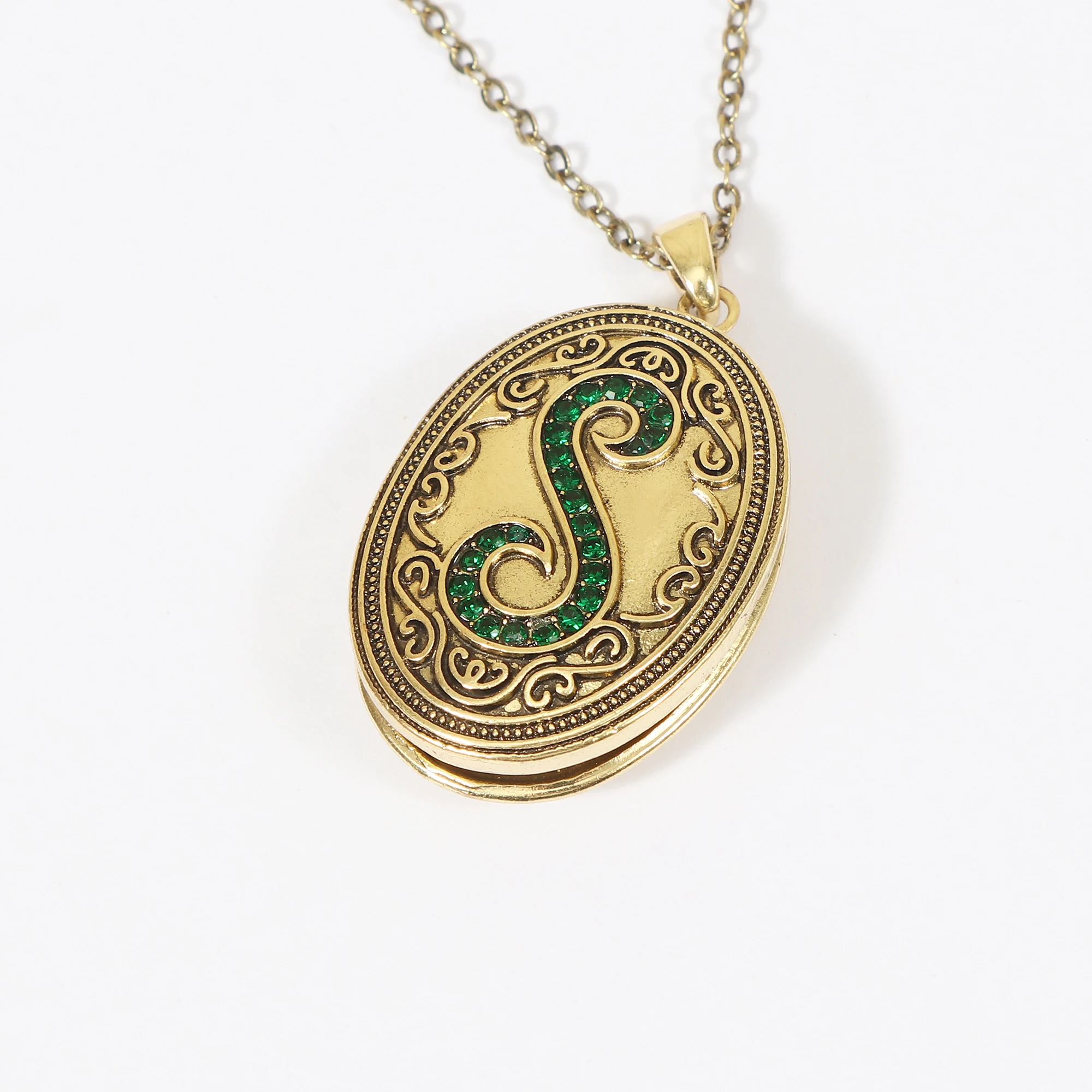 New Style Custom Cheap Oval shaped Green Rhinestone Crystal S Letter Locket Frame pendant Necklace With Picture