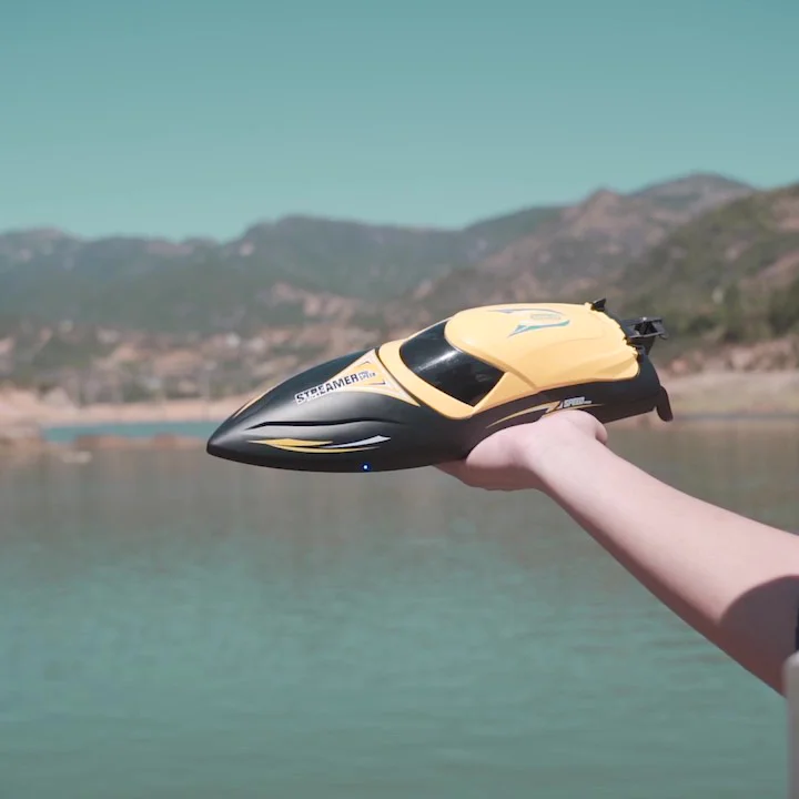 2.4G RC Boat High Speed Yacht With Light Remote Control Boat Anti-Crash Waterproof Remote Control Racing Boat Toy