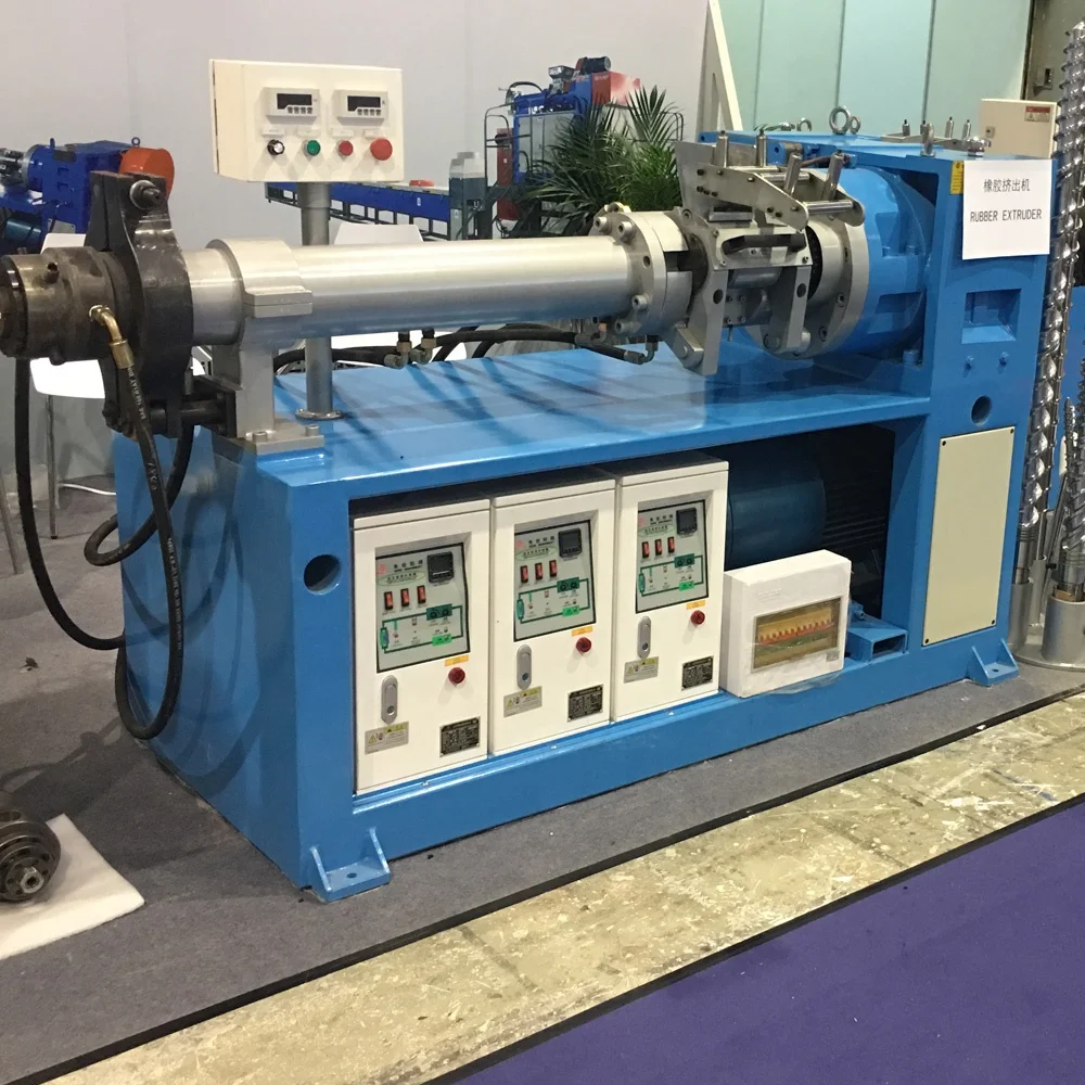 Cold feed rubber extruder for tire retreading machine