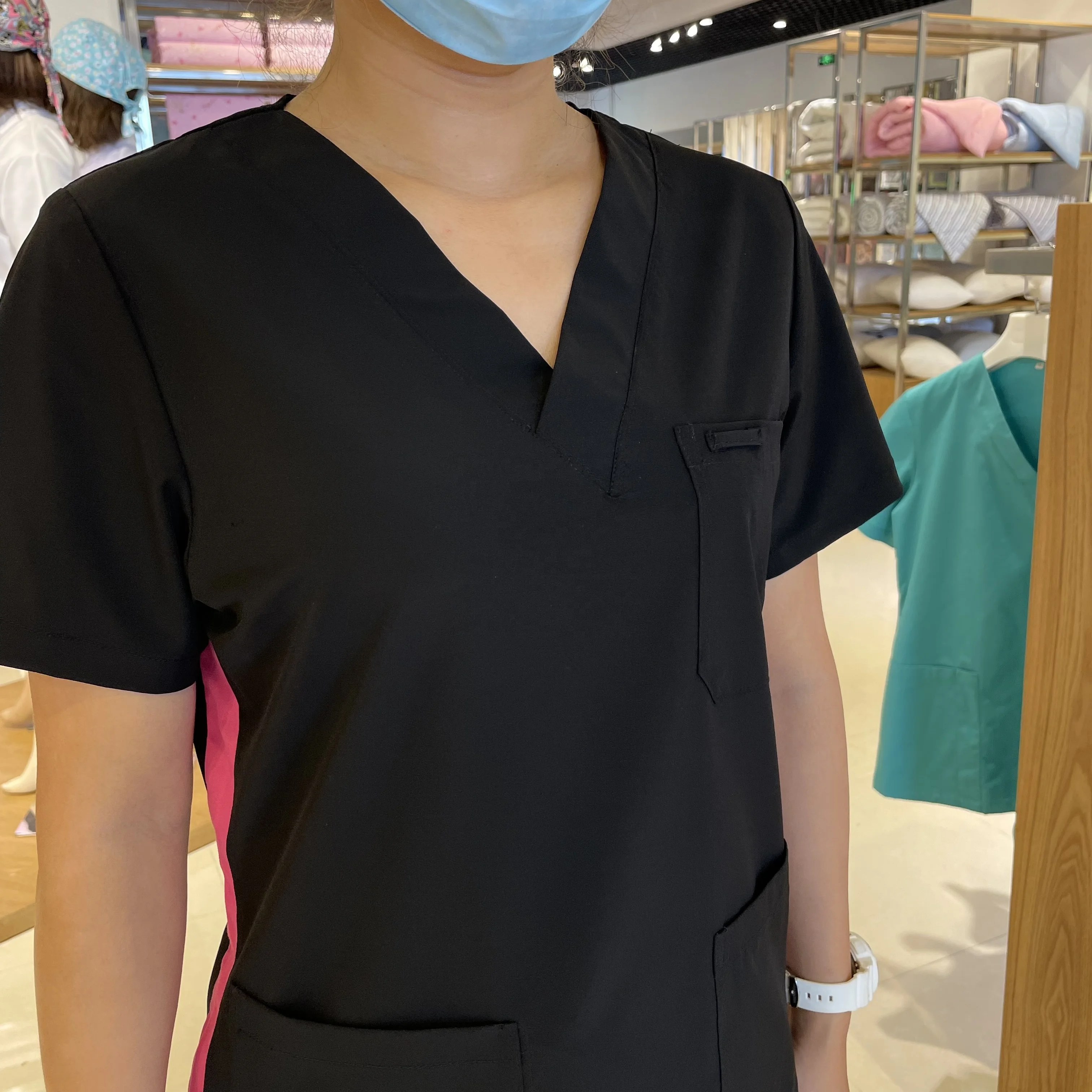 Hot Sale New Designs 3 Pockets Medical Nurse Scrub Uniforms for Hospital Staff Top Clothing Black Print Cotton
