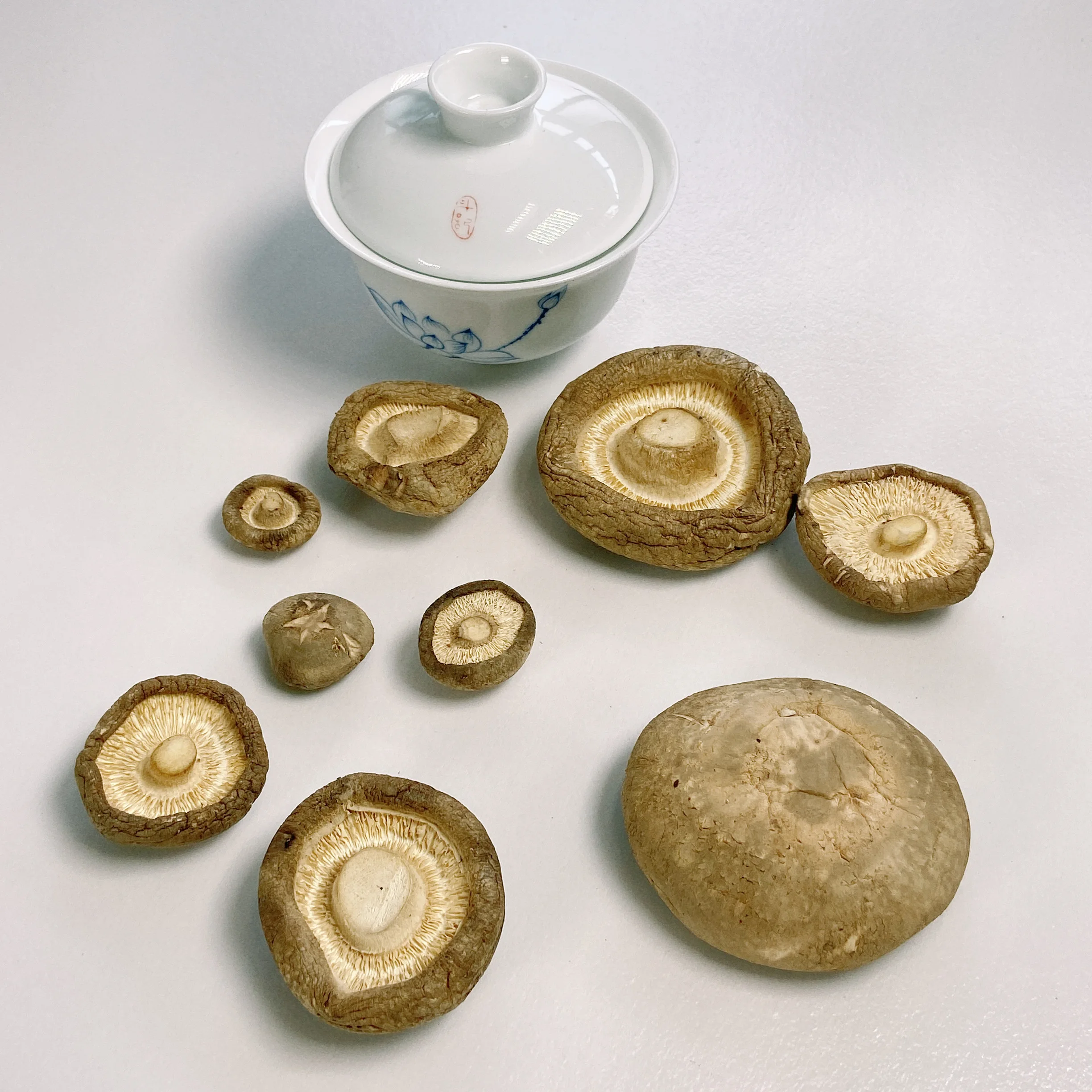 China Manufacture Fine Tawny High Quality Organic Crisp Dried Shiitake Mushrooms