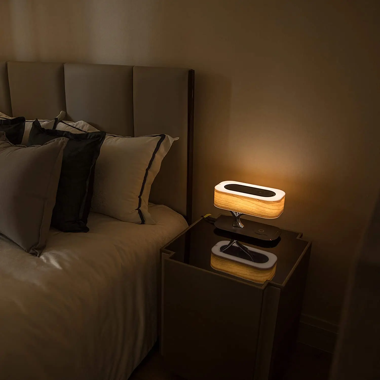 2023 Latest Gadget Tree of Light Wooden Desk Lamp New Technology 10W Fast Wireless Charger with BT Speaker Table Lamp