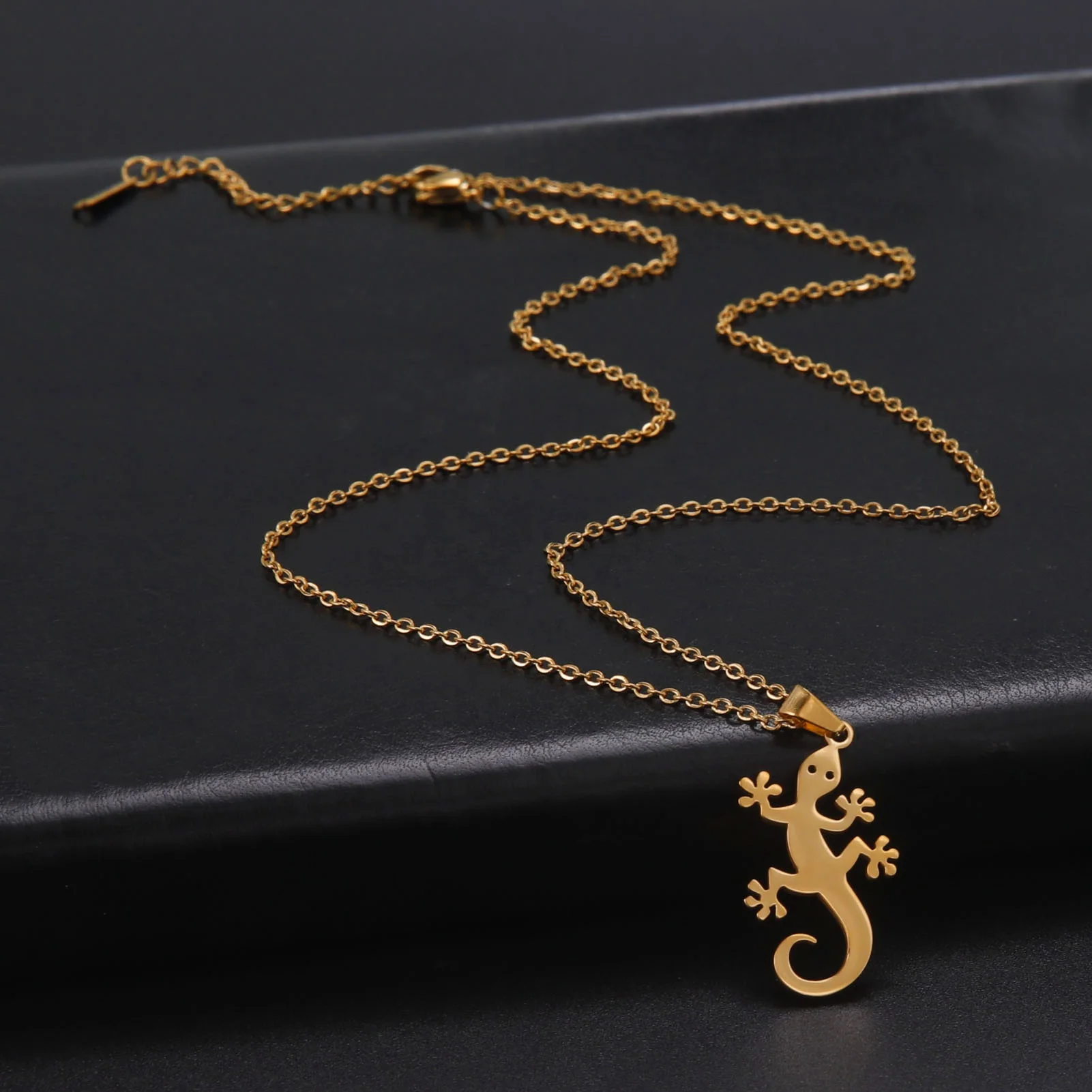 Lucky Lizard Gecko Necklace for Women Stainless Steel Chain Necklace Fashion Wildlife Reptile Jewelry Salamander Necklace