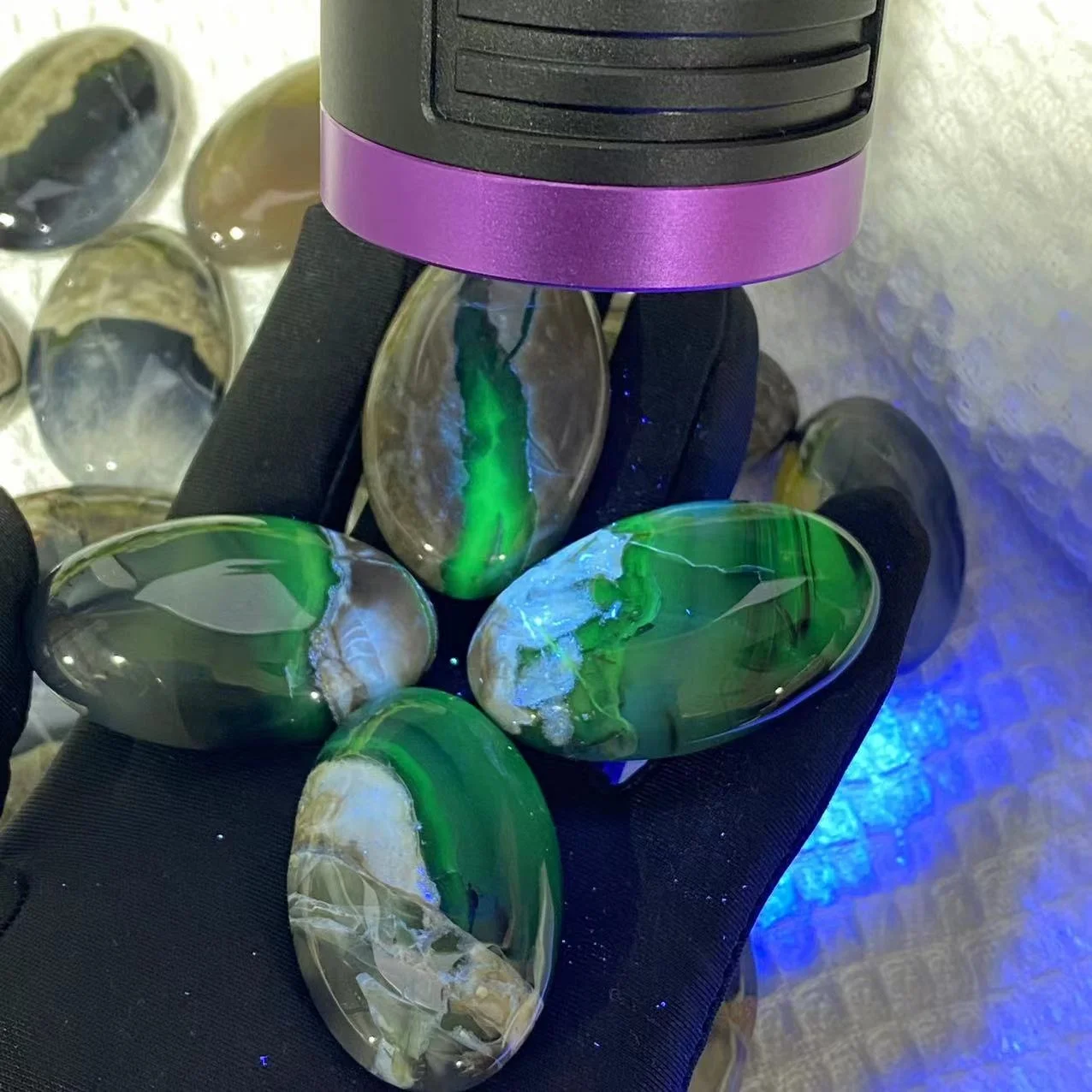 High Quality Polished Natural Volcanos Agate UV Fluorescent Crystal Palm Stone Gem Reiki Healing Feng Shui Home Decor