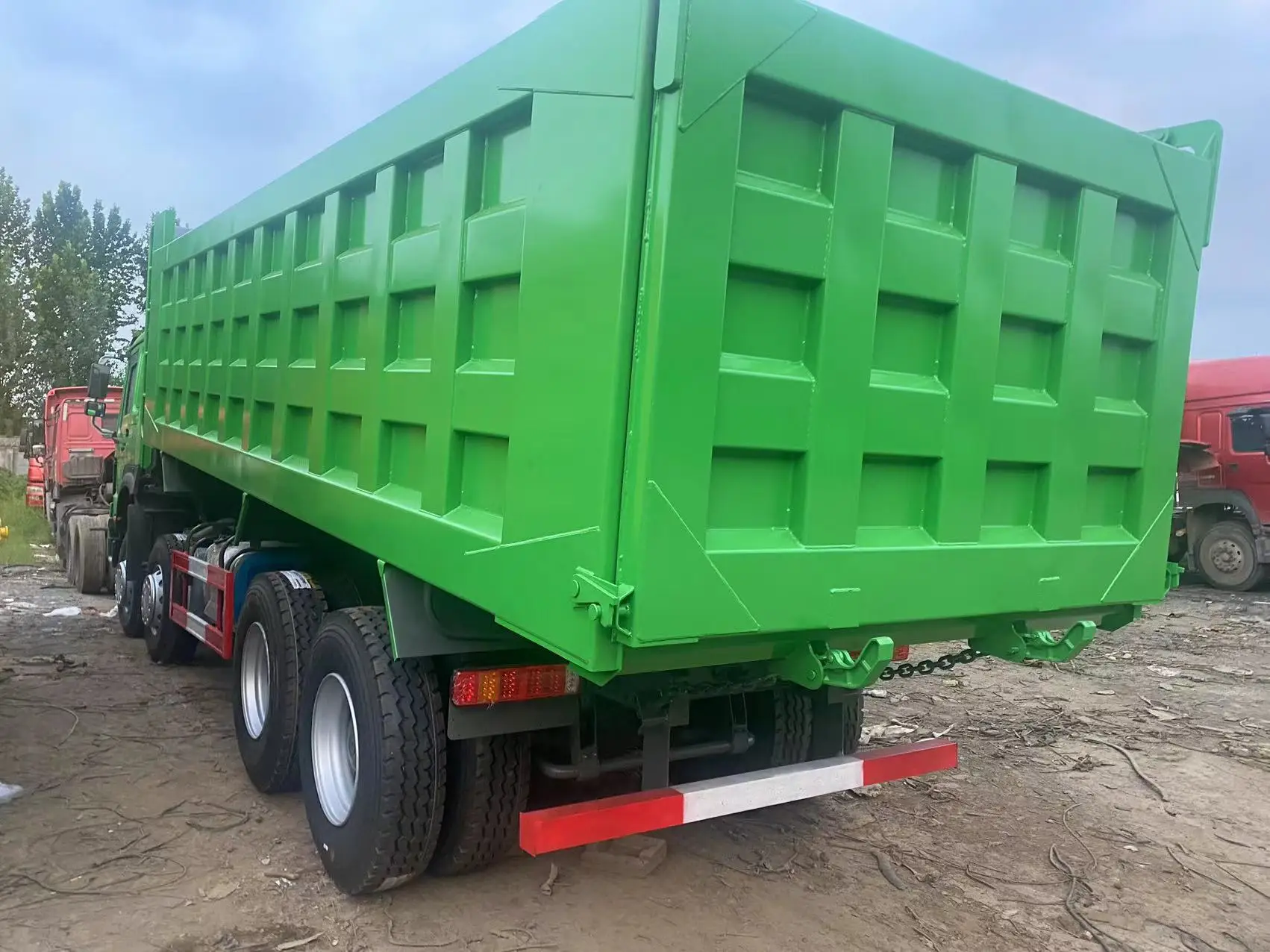 Support Multiple Payment Methods Diesel Power Large Displacement Sinotruk Truck 8*4 Dump Truck Price