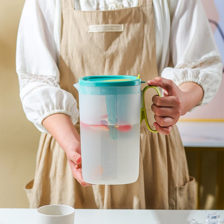 Hot sale large capacity 2200ml PP cold water pitcher fruit tea strainer measuring scale plastic jug with infuser and filter lid