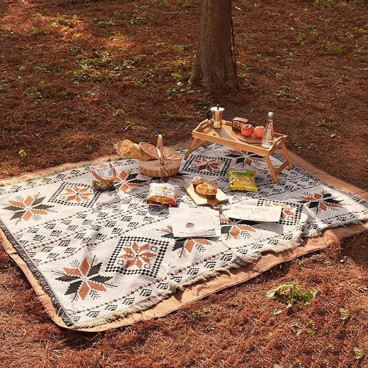 Отдых на природе в скандинавском этническом стиле с узором полоску хлопковое складное одеяло бохо для пикника кисточками кожаный ремешок