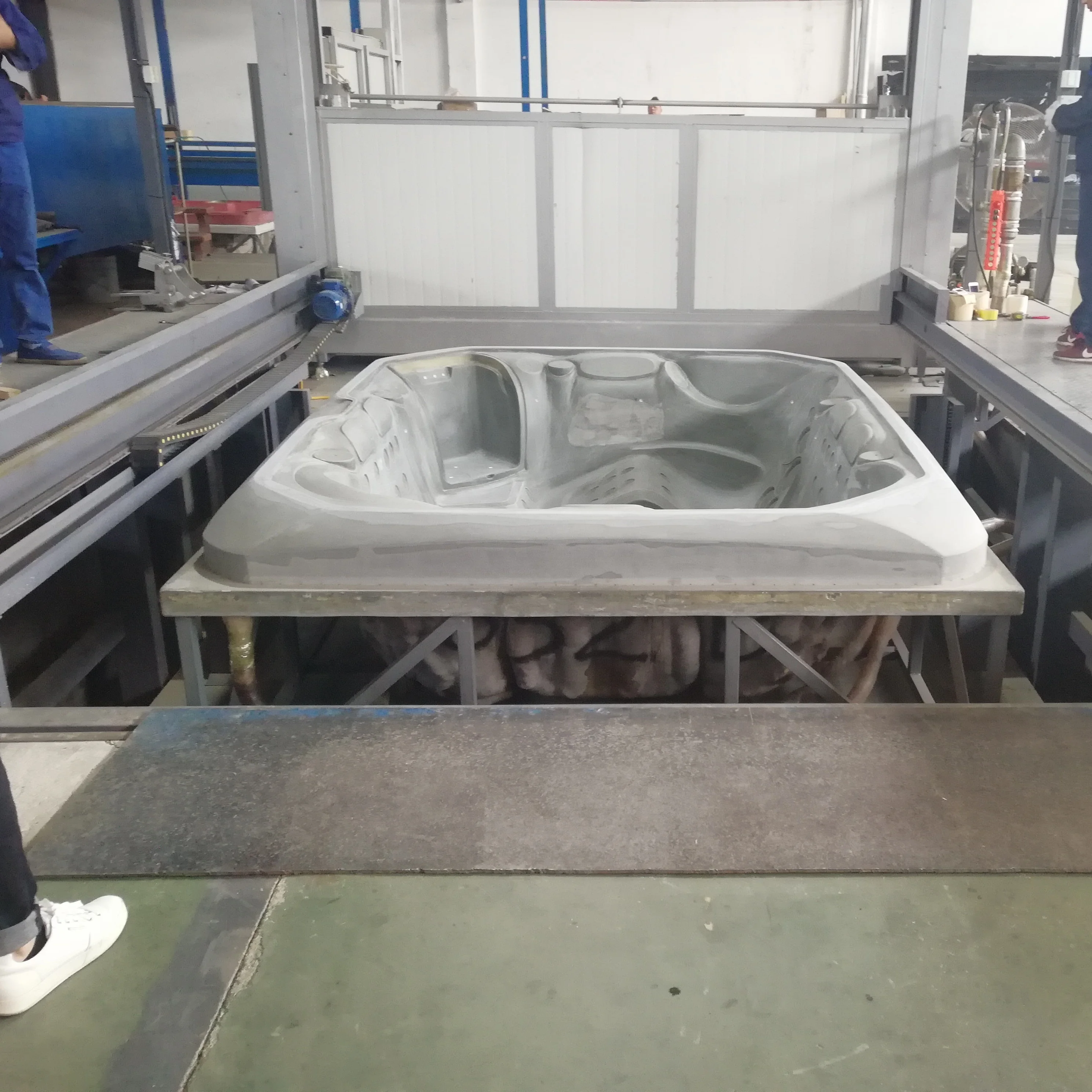 
Vacuum Equipment manufacturer acrylic bathtub hottub swimspa jacuzzi automatic spa vacuum forming machine 