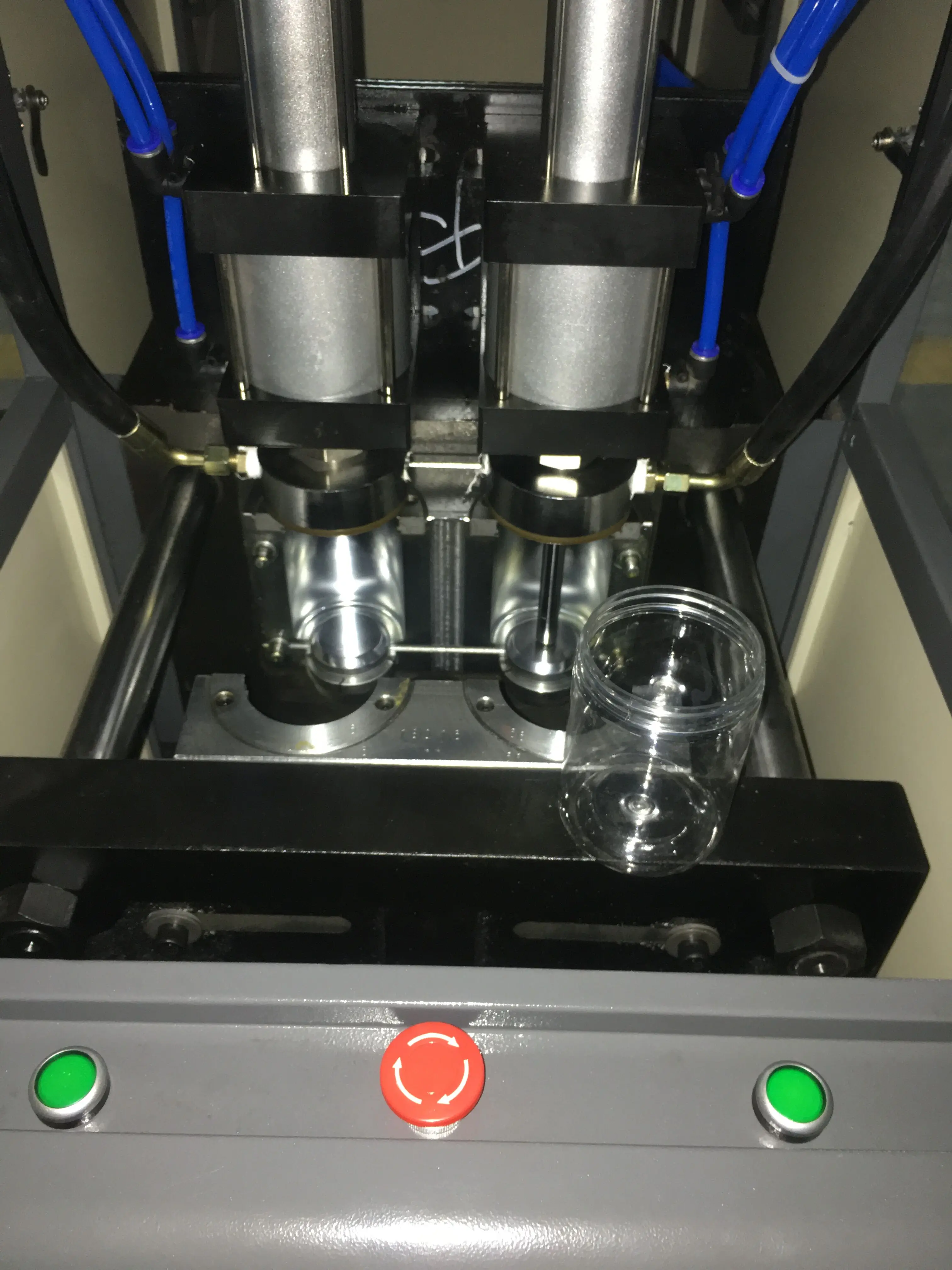 Plastic bottle blow molding machine for drinking bottles