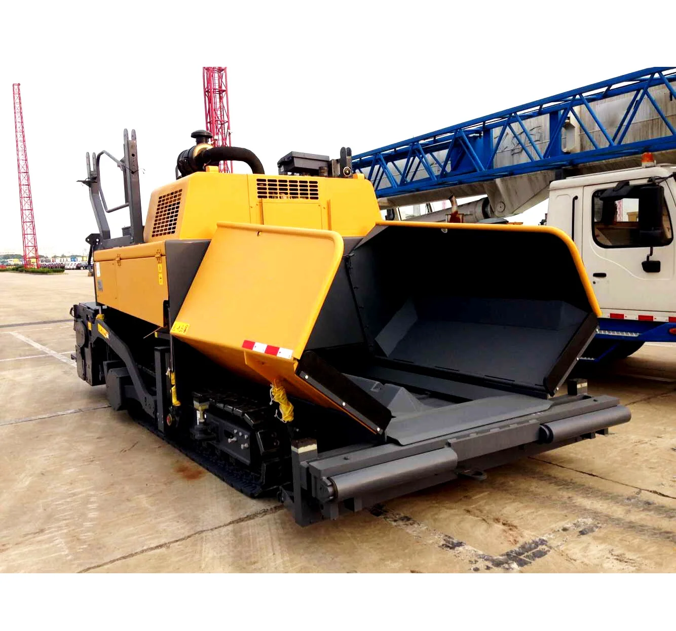 Famous Brand Asphalt Concrete Wheel Asphalt Paver RP602 with 6m Paving Width