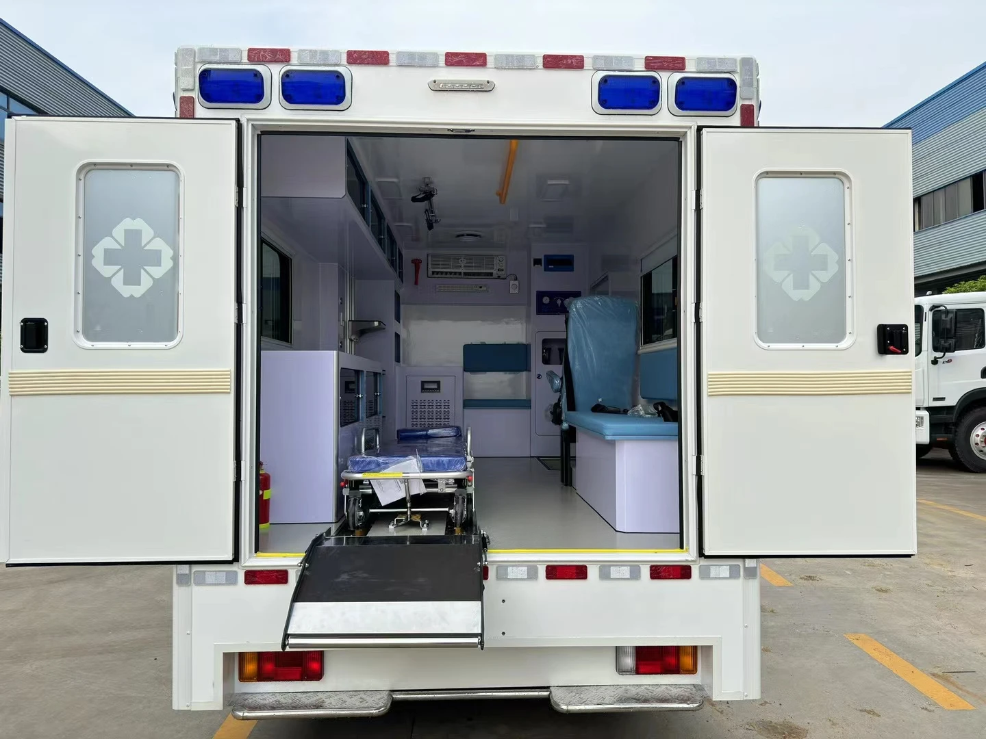 brand new 4x4 4*2 box ambulance high quality brand new box ambulance truck