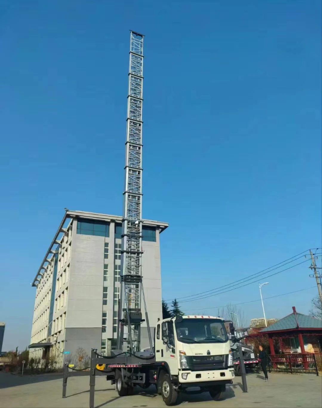 The factory sells diesel 6 wheel 4x2 original 45m telescopic ladder house mobile lift truck