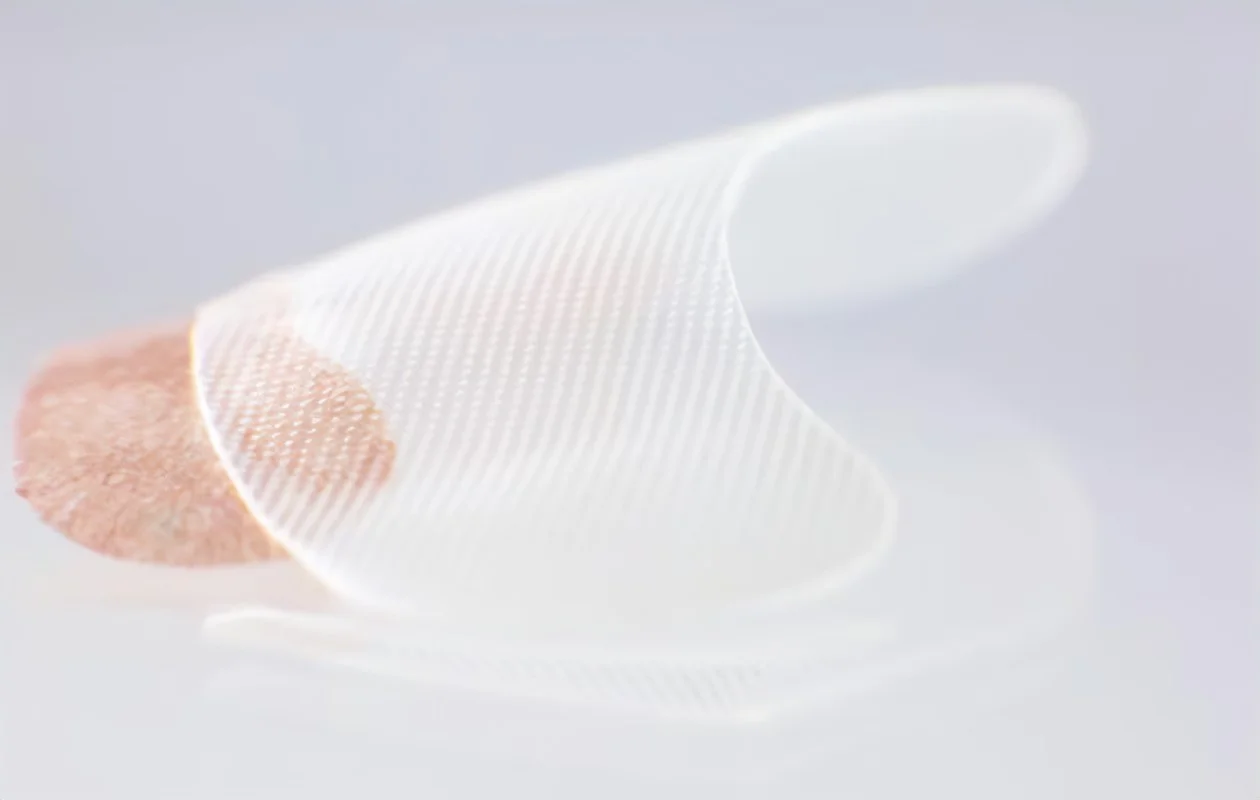 Hyaluronic Acid Microneedle Eye Patches Reduces Eye Puffiness and Dark Circles for Brighter Younger Looking Eyes