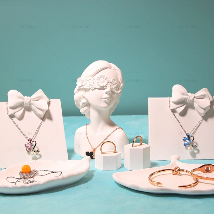 SHI SHENG Creative Girl White Resin Necklace Bust Mannequin Head With Shoulder Stand for Home Living Room Coffee Table Ornament