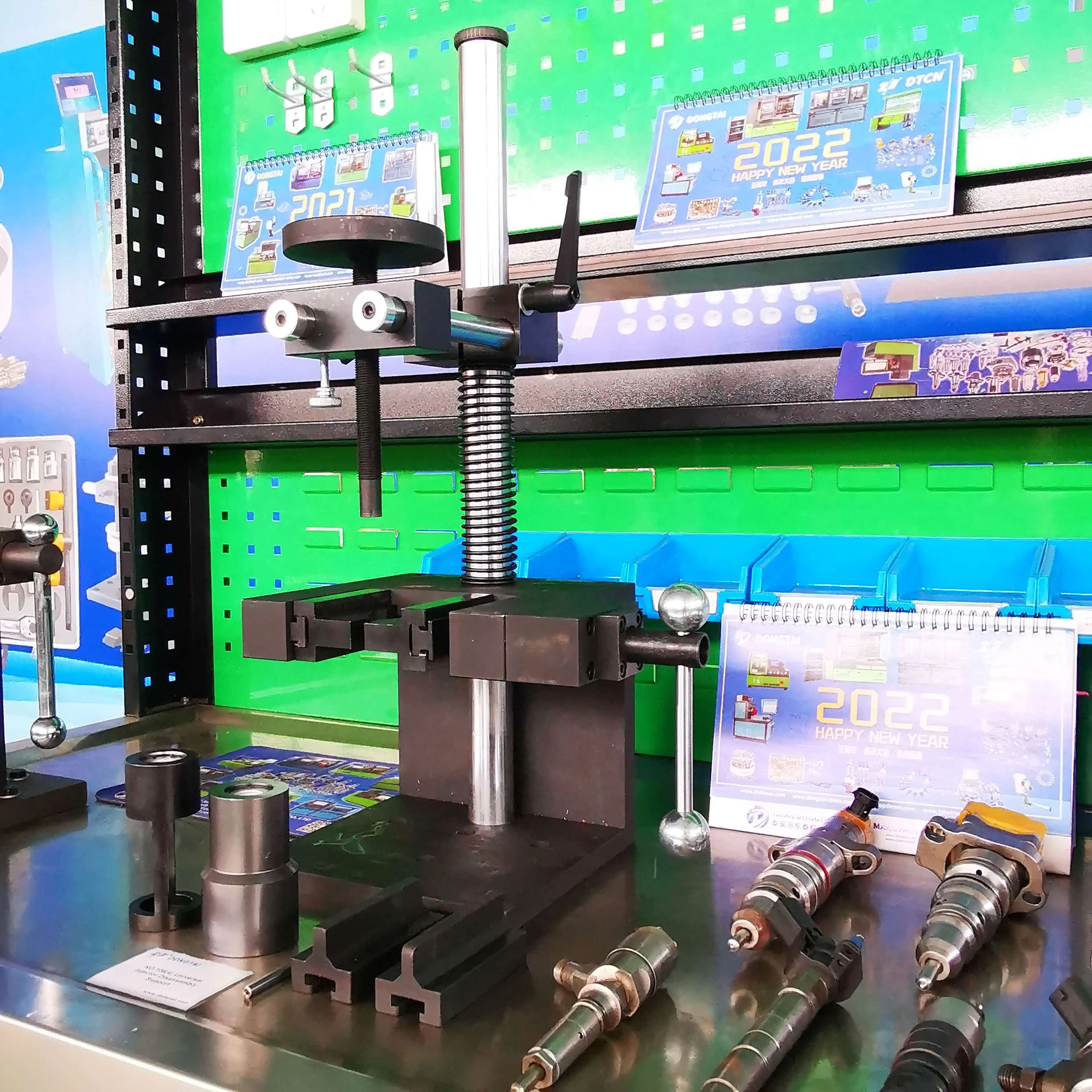 NO.106(4) Universal Injector Disassembly Support for common rail injector