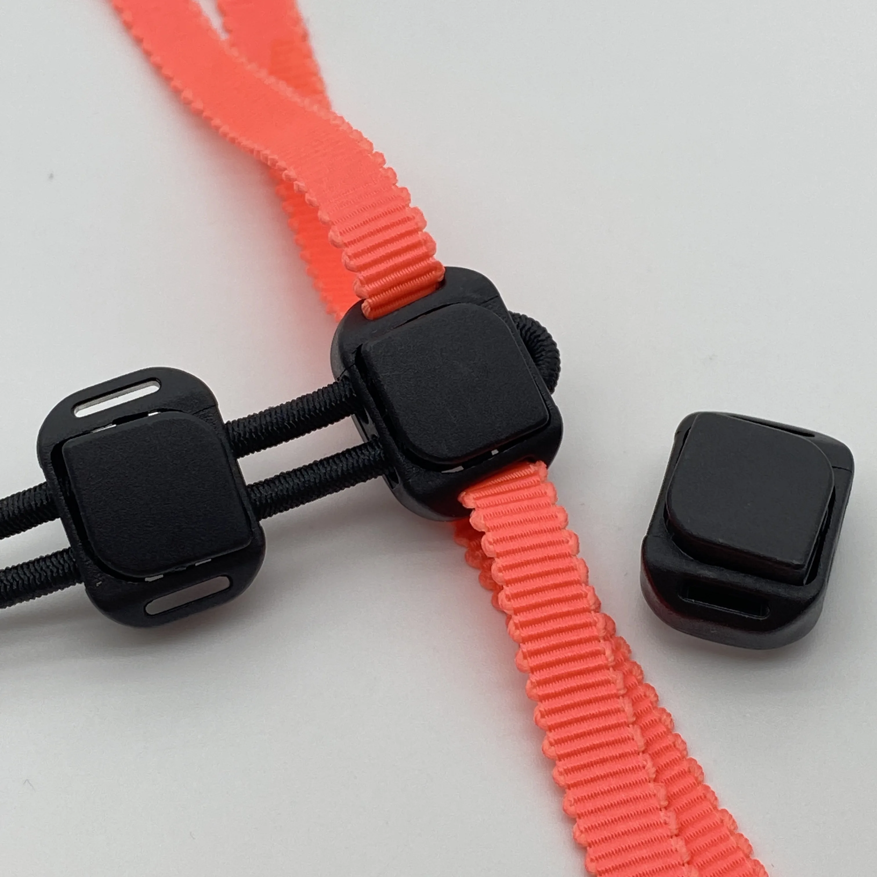 Пружинный шнур, пластиковая пробка и концы веревки, замок для тканей, спортивных сумок