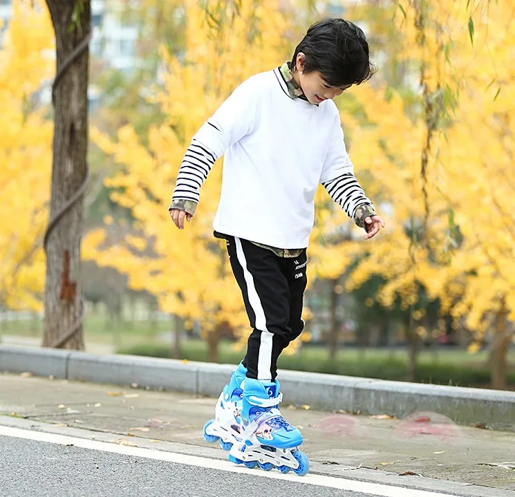 Оптовая продажа детская Регулируемая специальная Встроенная обувь со светодиодной вспышкой роликовые коньки ПВХ защитный шлем наборы для детей