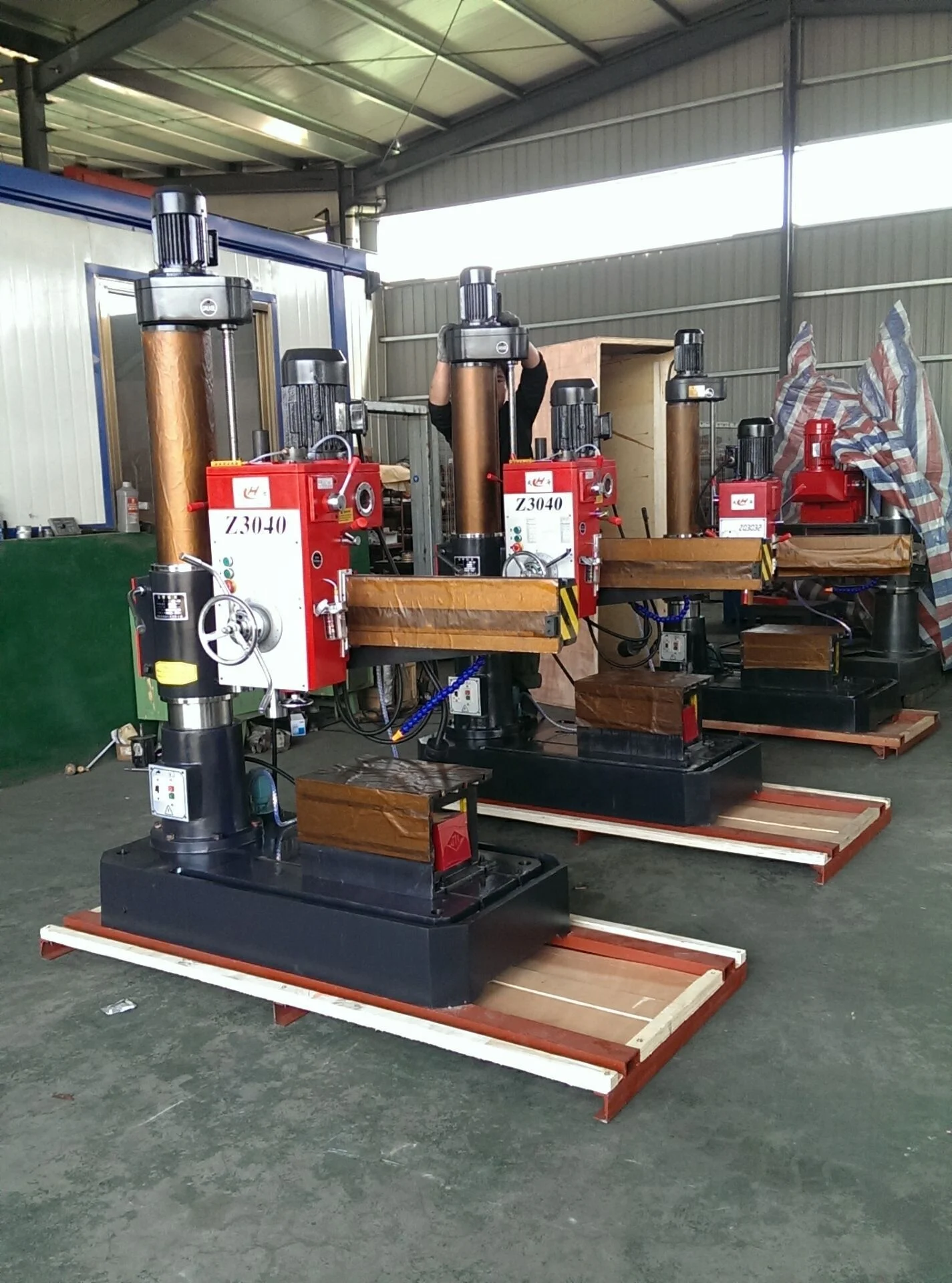 China Mechanical Radial Drill Press Z3050*16/I Radial Arm Drilling Machine Manufacturers