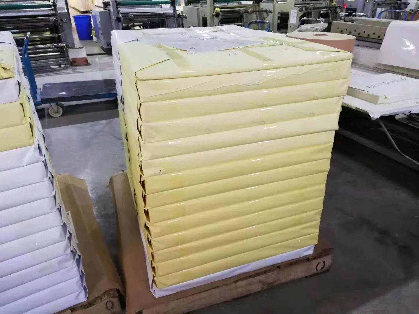 Matte/Glossy Self-adhesive paper/ Sticker Paper in Factory Price