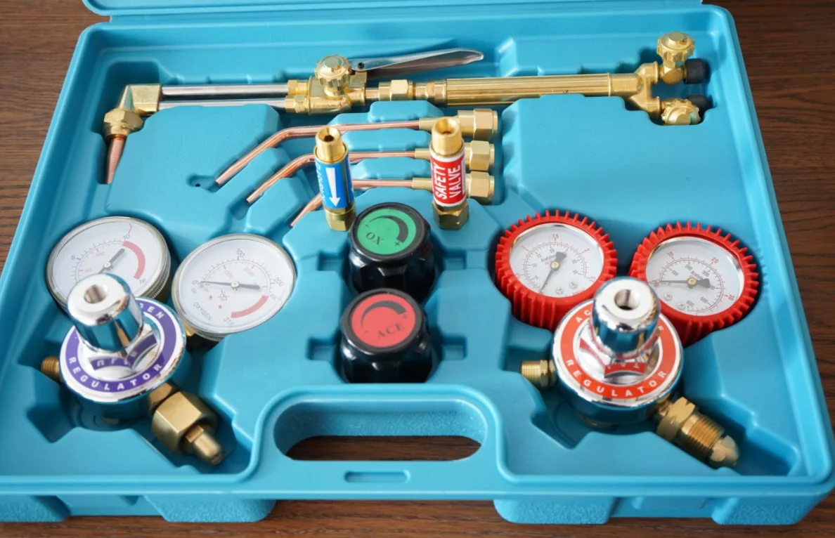 China Manufacturing Portable Welding Cutting Torch Kit with Oxygen Acetylene Regulators