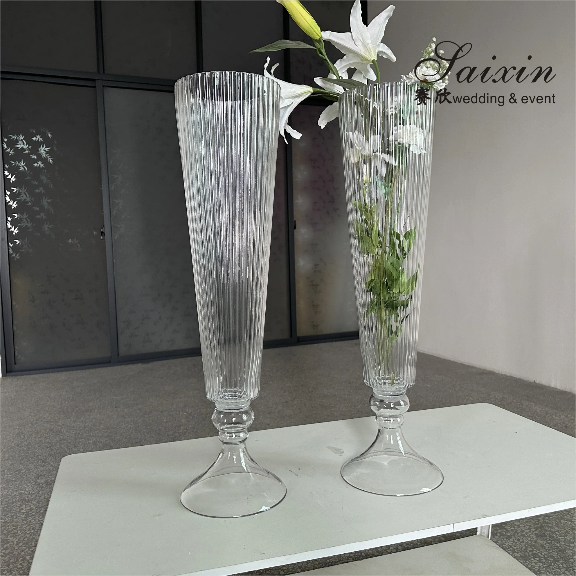 Saixin high quality ribbed decoration tall striped glass vase for wedding centerpieces
