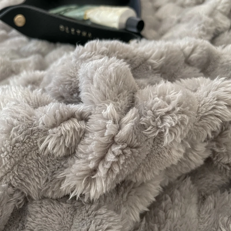 460 GSM air condition throw blanket winter warm 3D Embossed Velvet fleece reversible thick Throw Blanket for bed