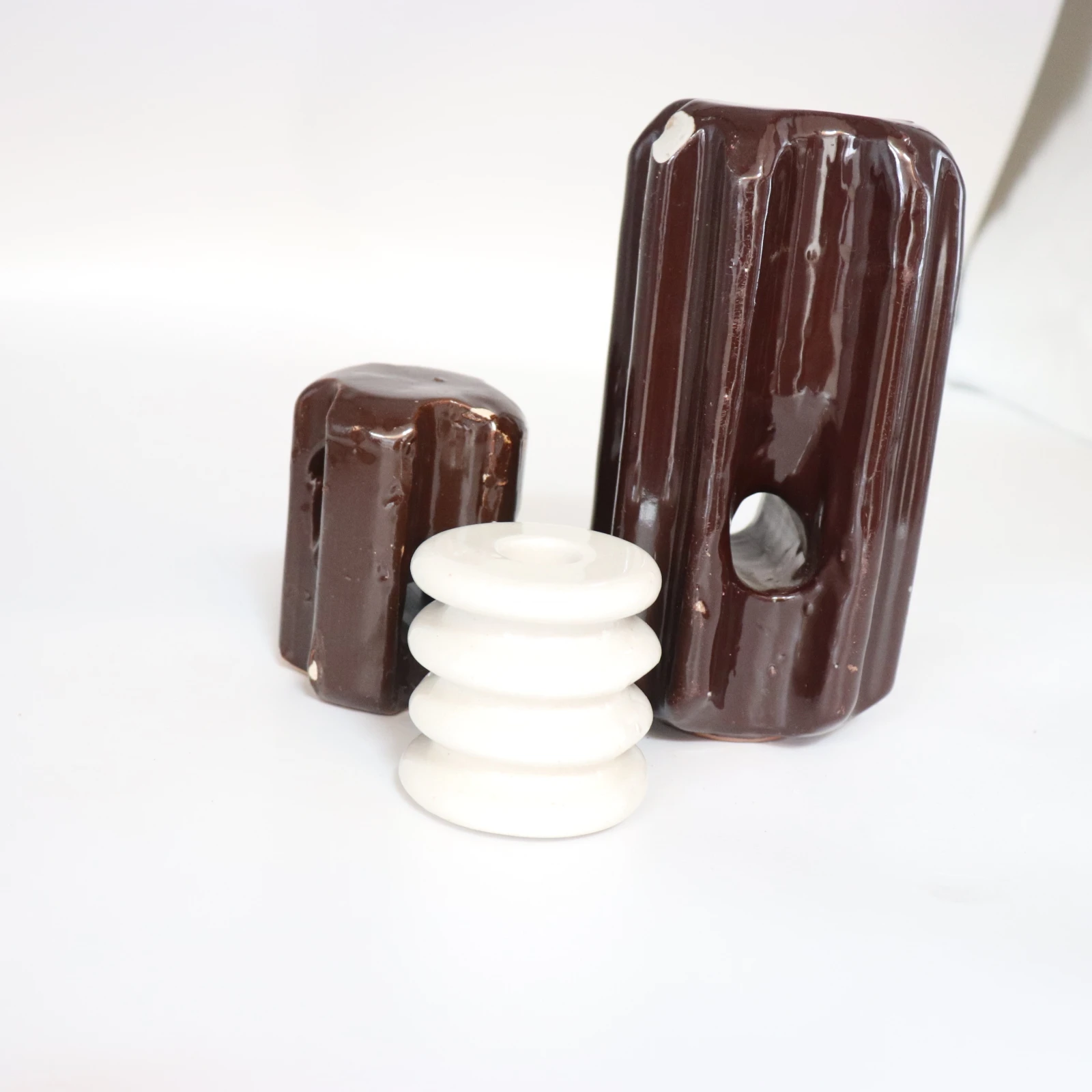 Brown color 11kV/33kV ANSI Porcelain Guy Strain Insulator / Stay Insulators / Ceramic Insulator Stay for Pole Accessories