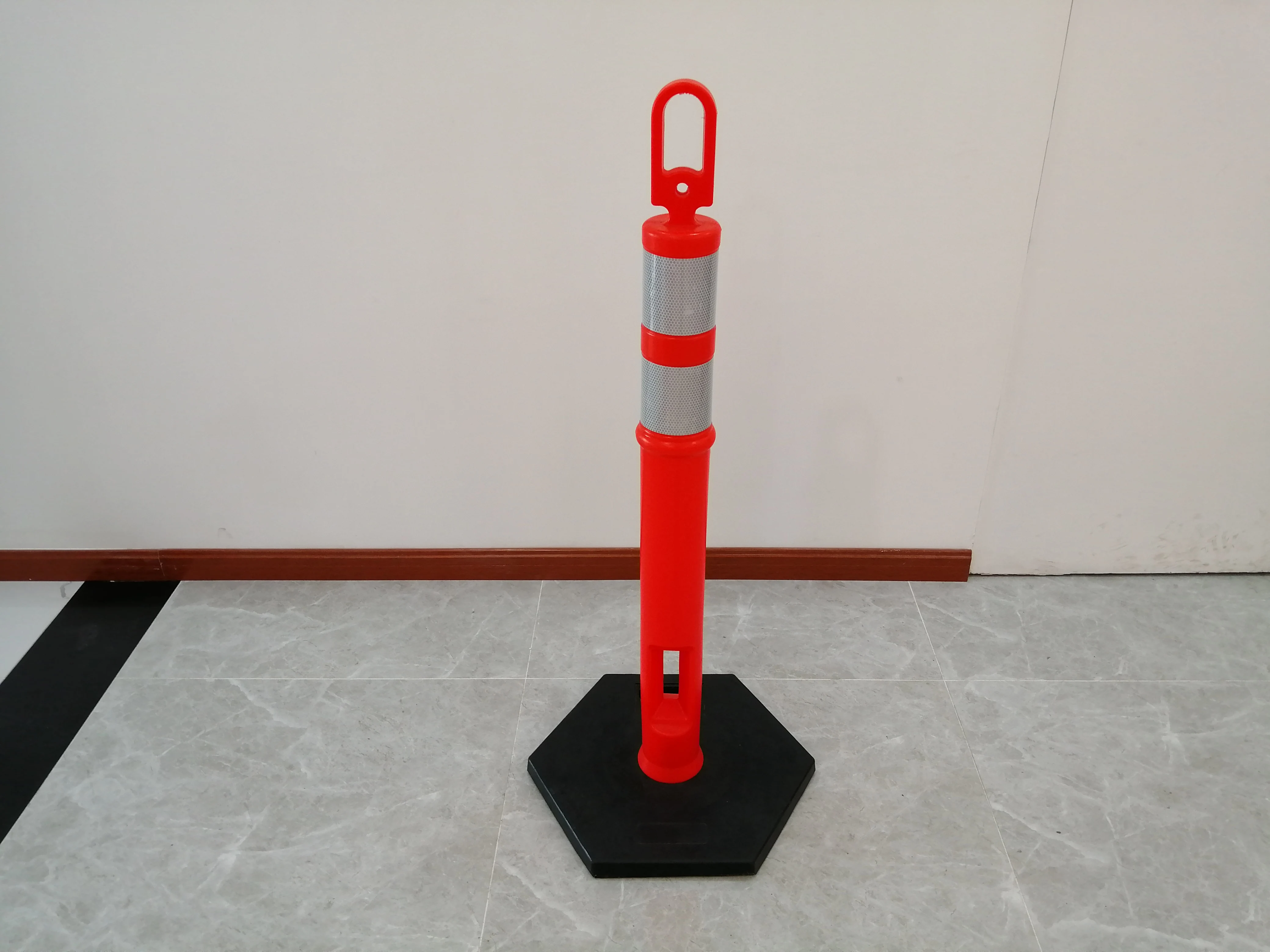 Heavy- Duty Road Cone Flexible Delineator Spring Post Plastic Loop Tube Traffic Bollard Warning Parking Block With Rubber Base