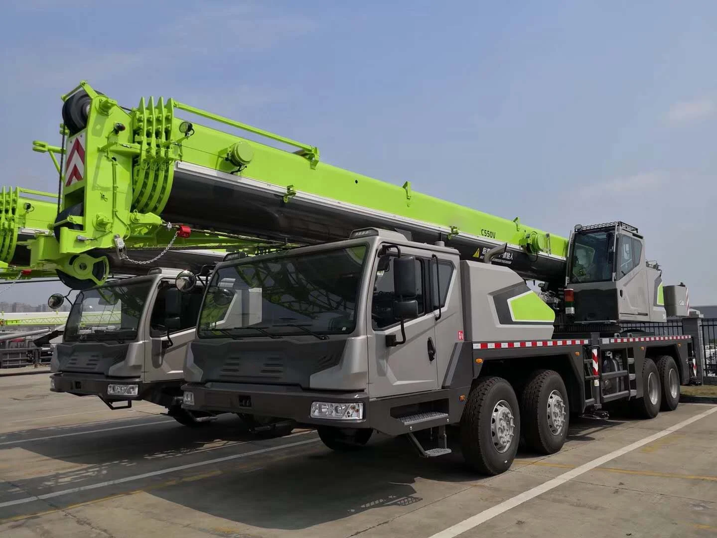 Chinese brand Sinomada 55 ton Telescope hydraulic Truck Crane ZTC550V532 with max lifting height boom for sale