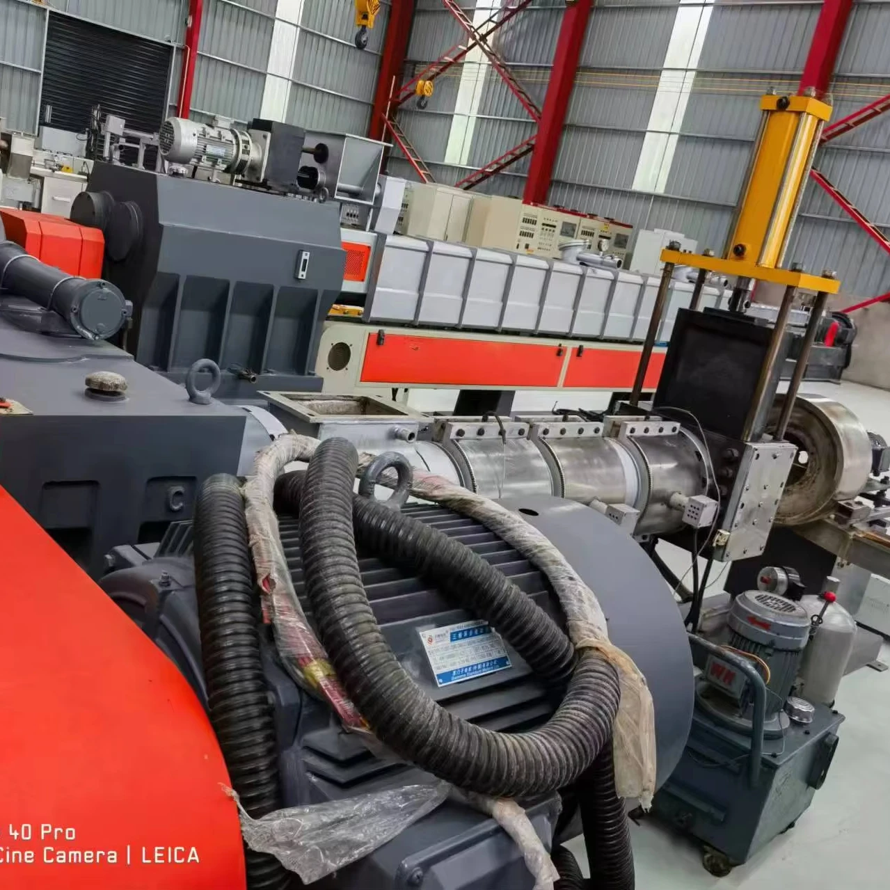 Одиночные и двухшнековые экструдеры 65/150 мм и 75/180 мм используются для переработки отходов пластмасс и изготовления изделий из них