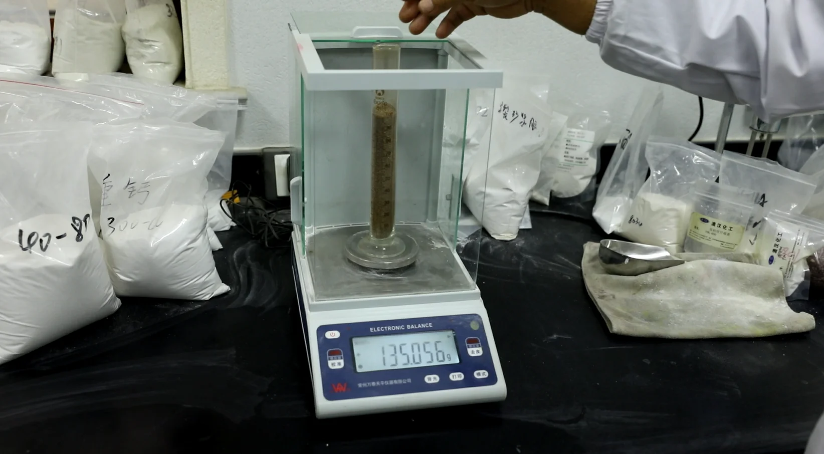 Оптовая продажа, утонченный белый вермикулит для высокотемпературной изоляции и огнеупорной изоляции, сетка 40-60