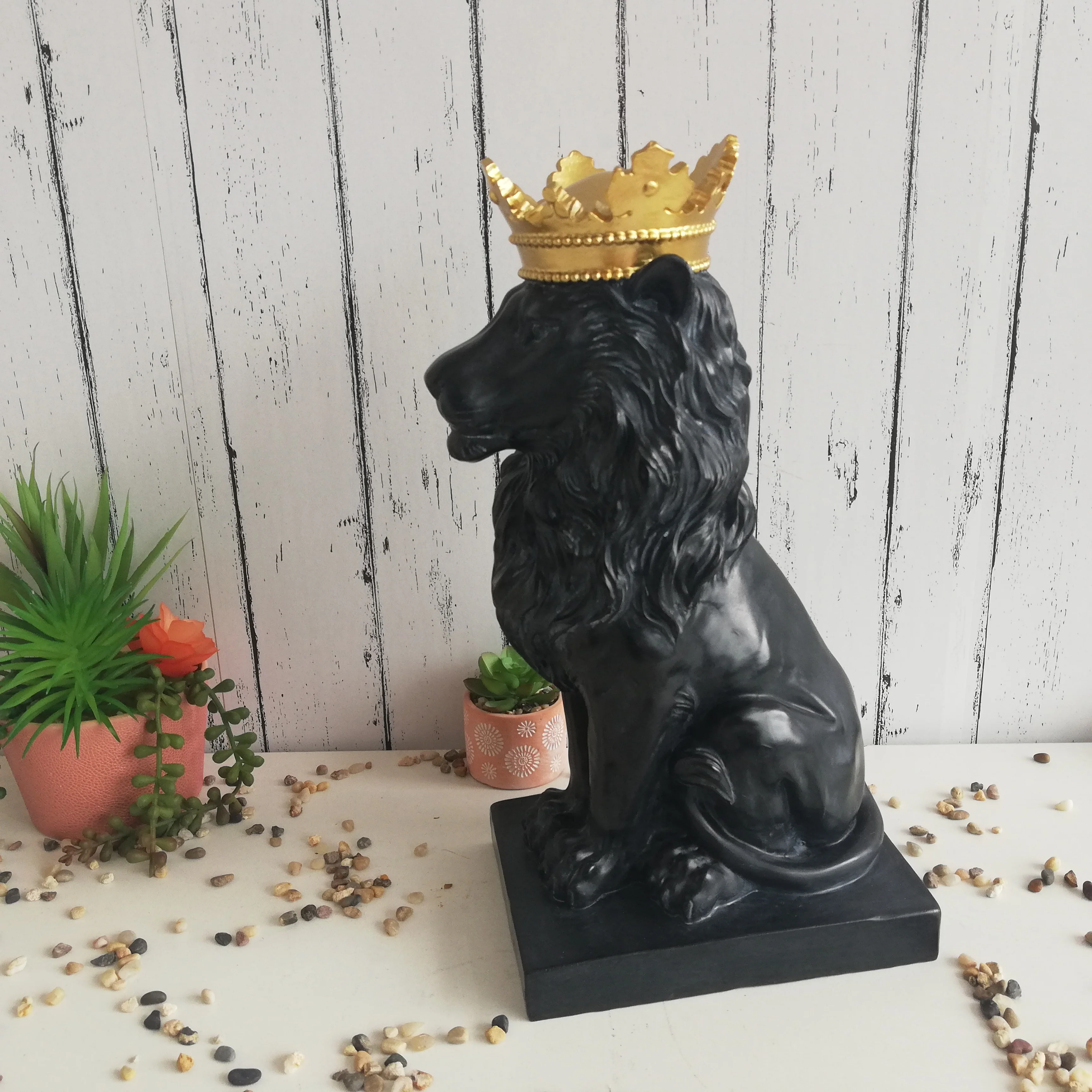 wholesale    Handmade Painted Resin king lion Figurine Sculpture with crown