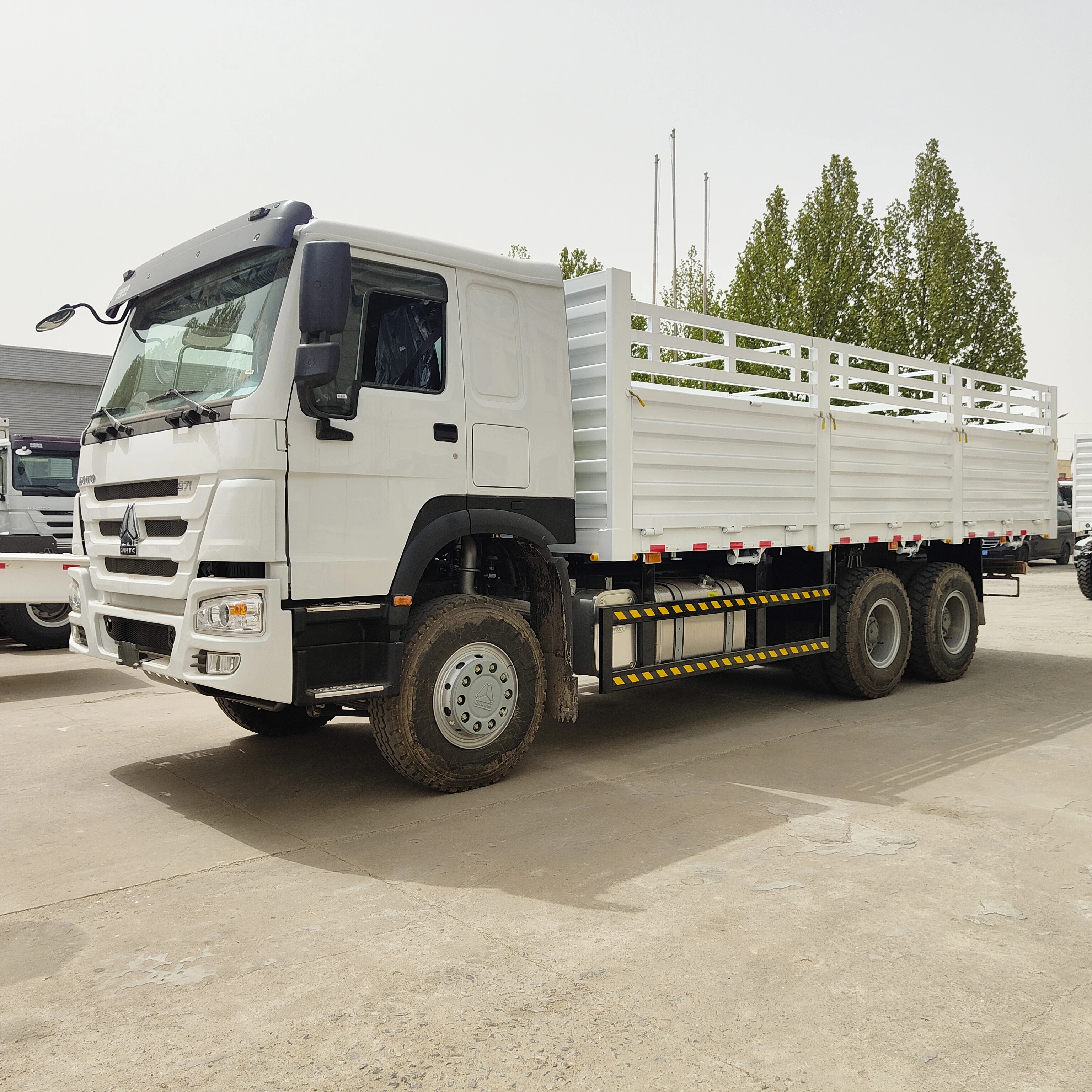Hot Selling Good Quality SINOTRUCK HOWO 6*4 10 Wheels 371HP 380HP 400HP Cargo Fence Truck for Sale