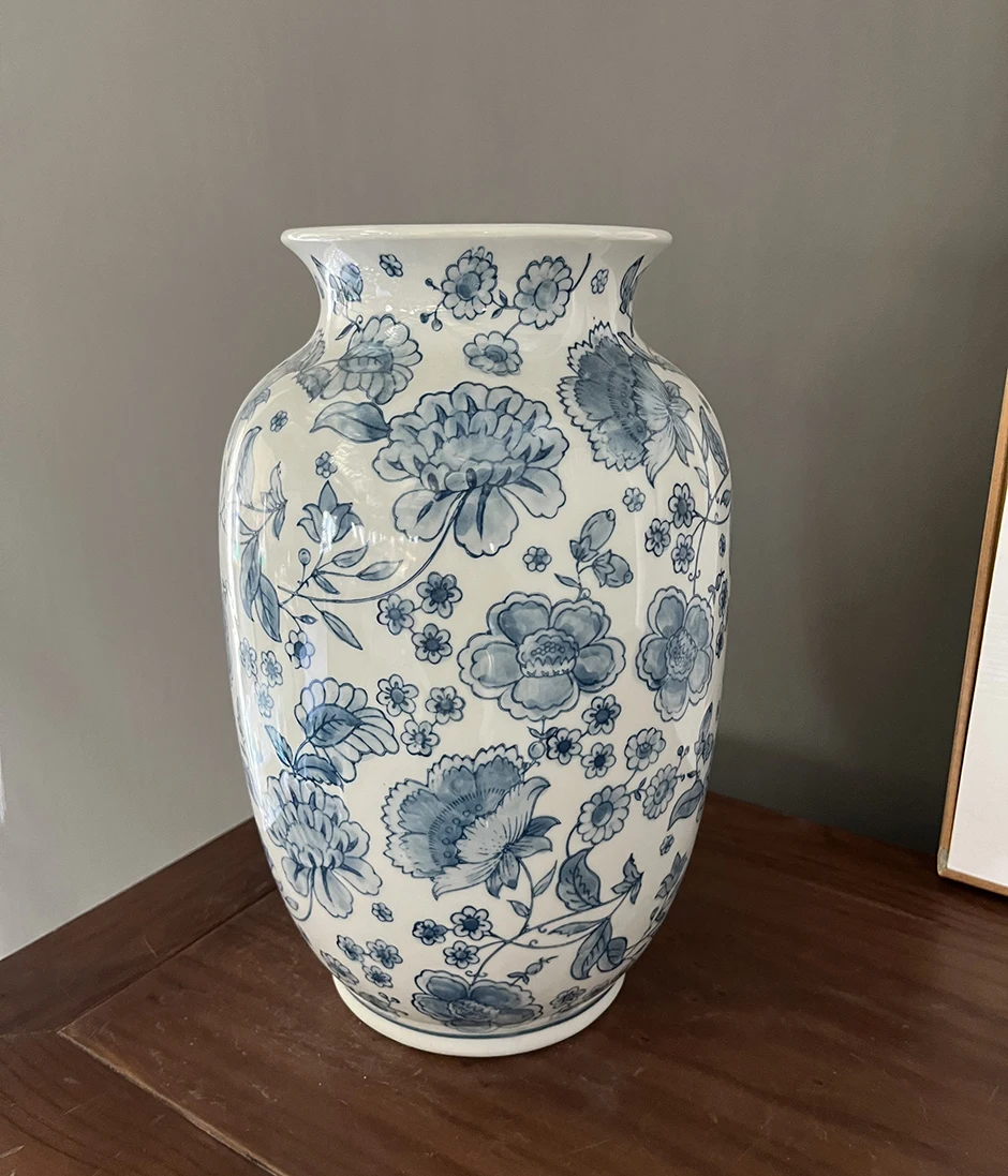 Hot-sale Home decor high temperature of 1300 degrees Celsius traditional blue and white style ceramic vase as a business gift