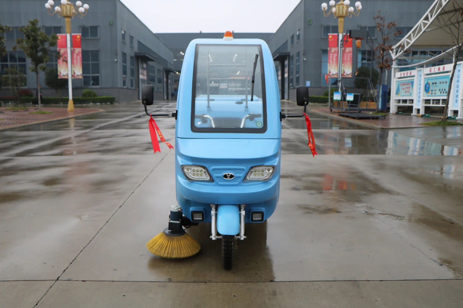 Good Quality Four Wheel Floor Cleaner Machine Sweeper Electric Road Protector