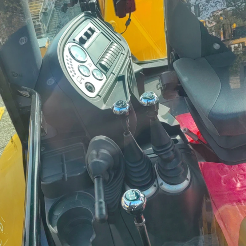 Погрузчик JCB 3CX-идеальный выбор для оживленных строительных площадок.