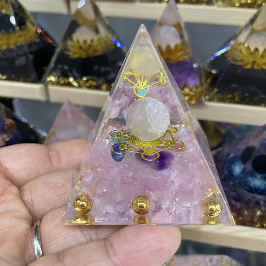 Wholesale Resin Pyramid Crystal Orgonite Pyramid Seven Chakra Spirit Healing for Home Decoration